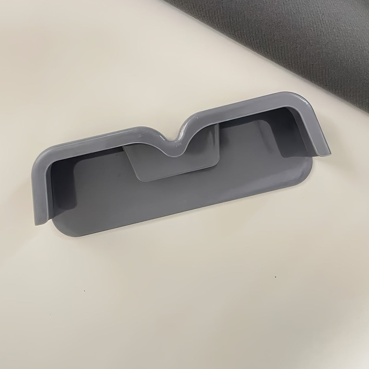 Ko'zoynaklarni saqlash qutisi va ko'rsatish stendi devorga, shkafga yoki yotoq yoniga osonlik bilan o'rnatilishi mumkin, bu esa ko'zoynaklaringizni qulay tarzda tartibga solish va saqlash imkonini beradi.