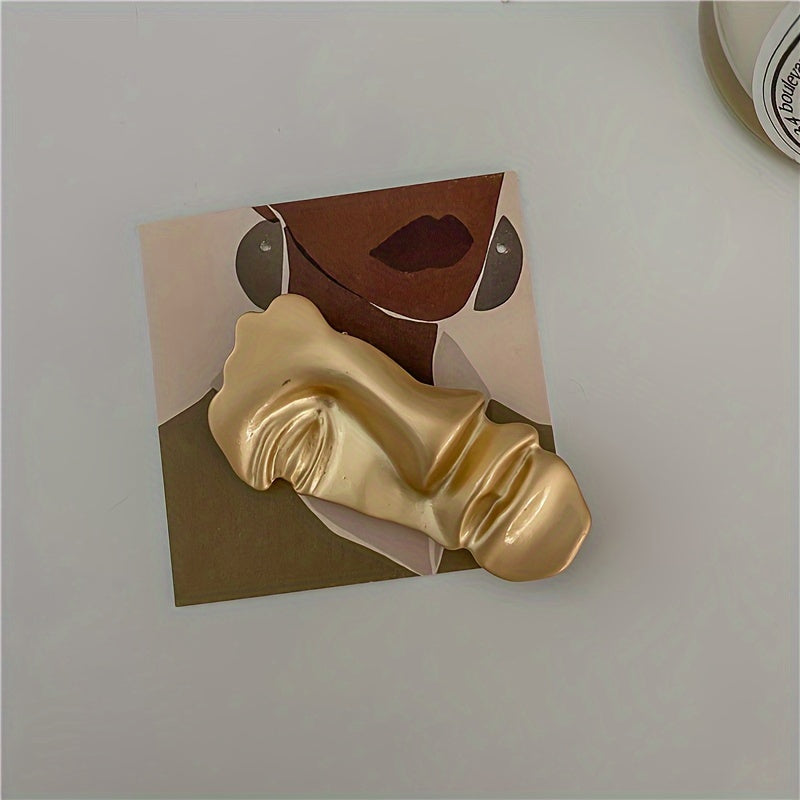 Large Matte Gold Brooch with Literary Human Face Design for Fashion Accessories