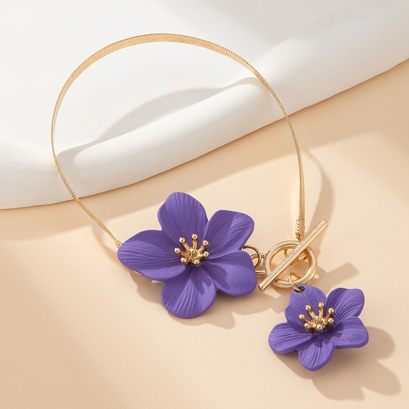 Gold-Tone Anklet with White Flower Charms for Women, Elegant Vacation Jewelry