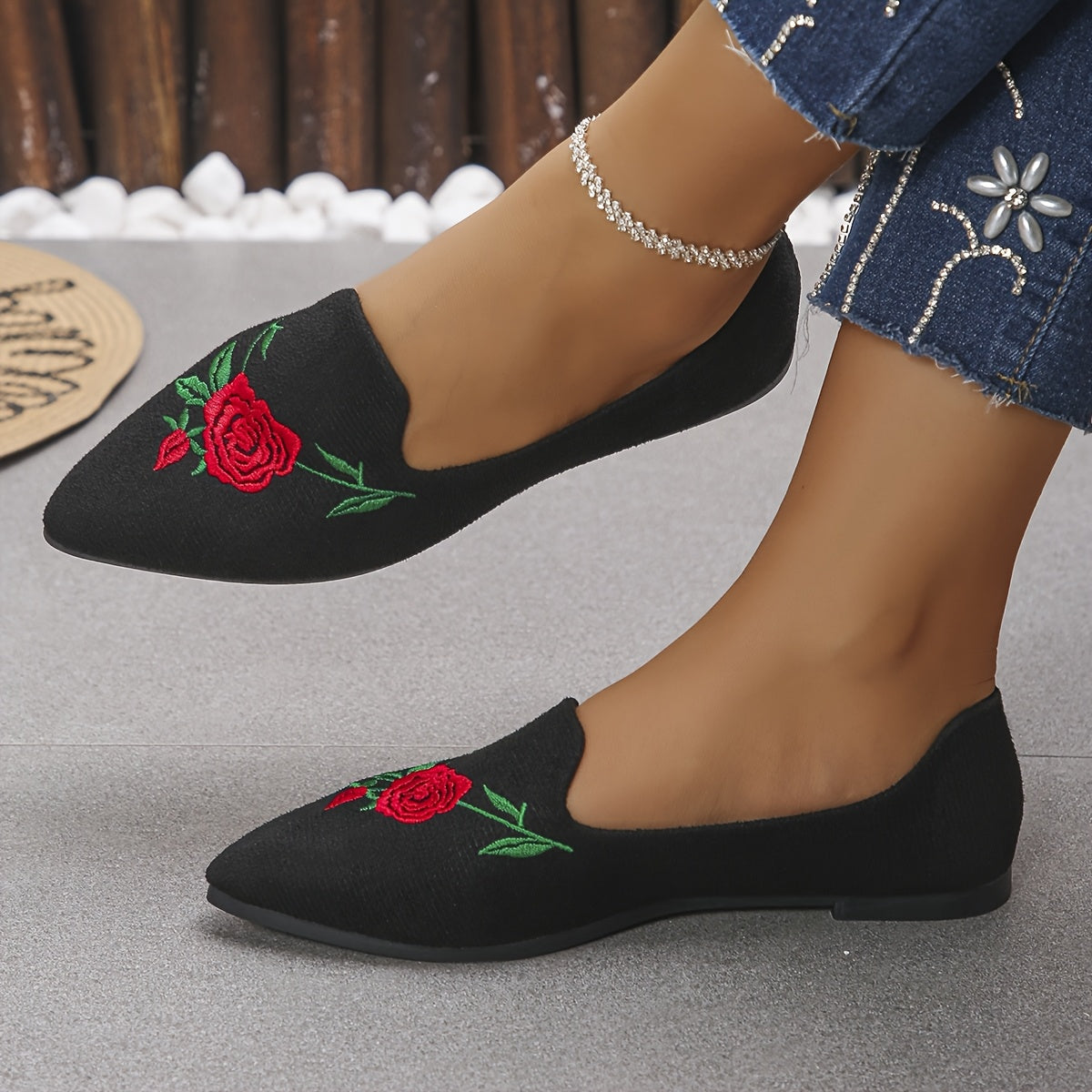 Zapatos planos negros con bordado floral para mujer - Zapatos slip-on de punta estrecha