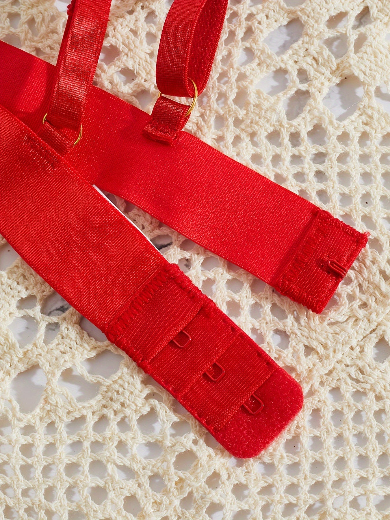 Ayollar uchun shaffof ichki kiyim to'plami.