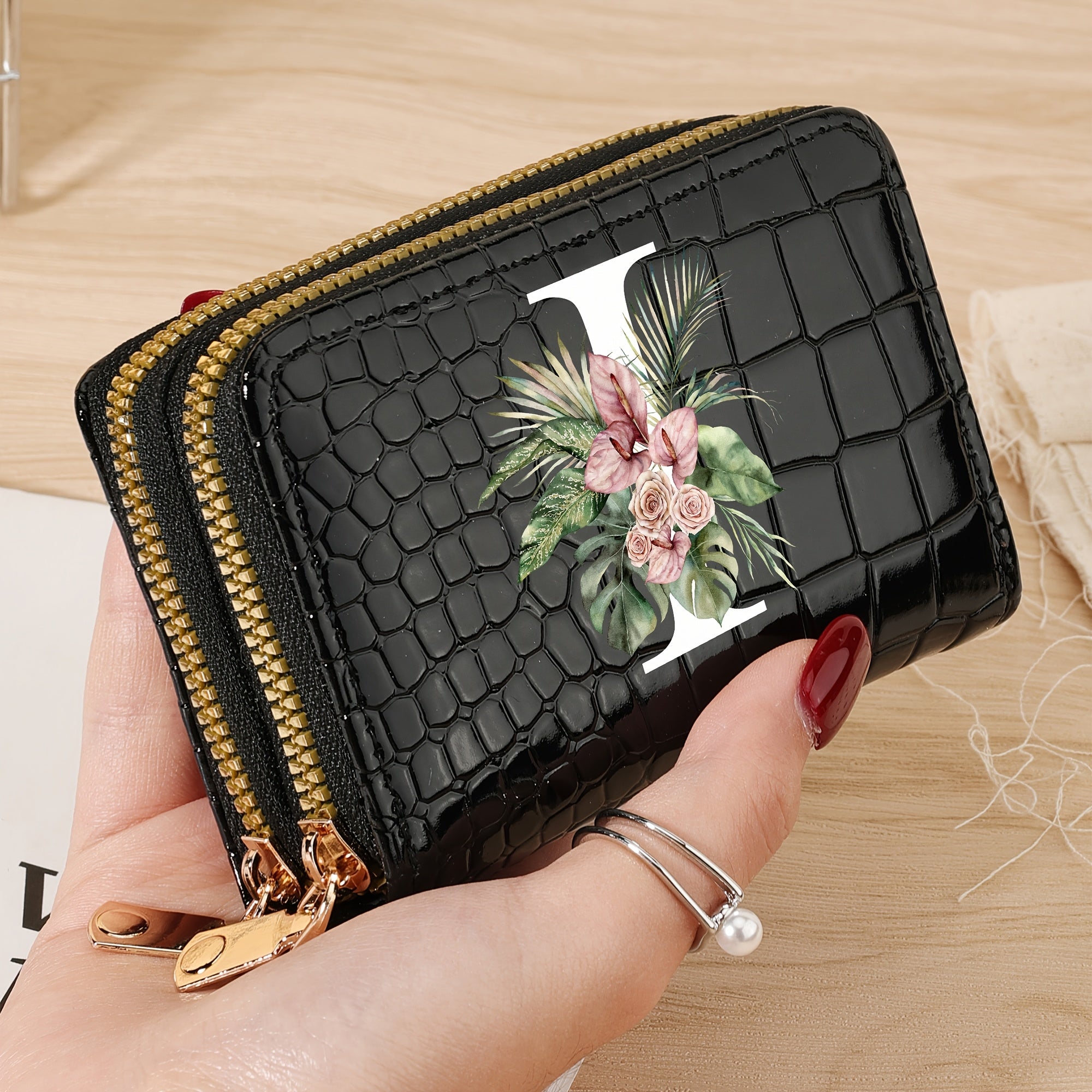 Cartera para tarjetas de crédito para mujer con estampado floral de letras, negro y blanco, gran capacidad, con cremallera y textura de cocodrilo en PU