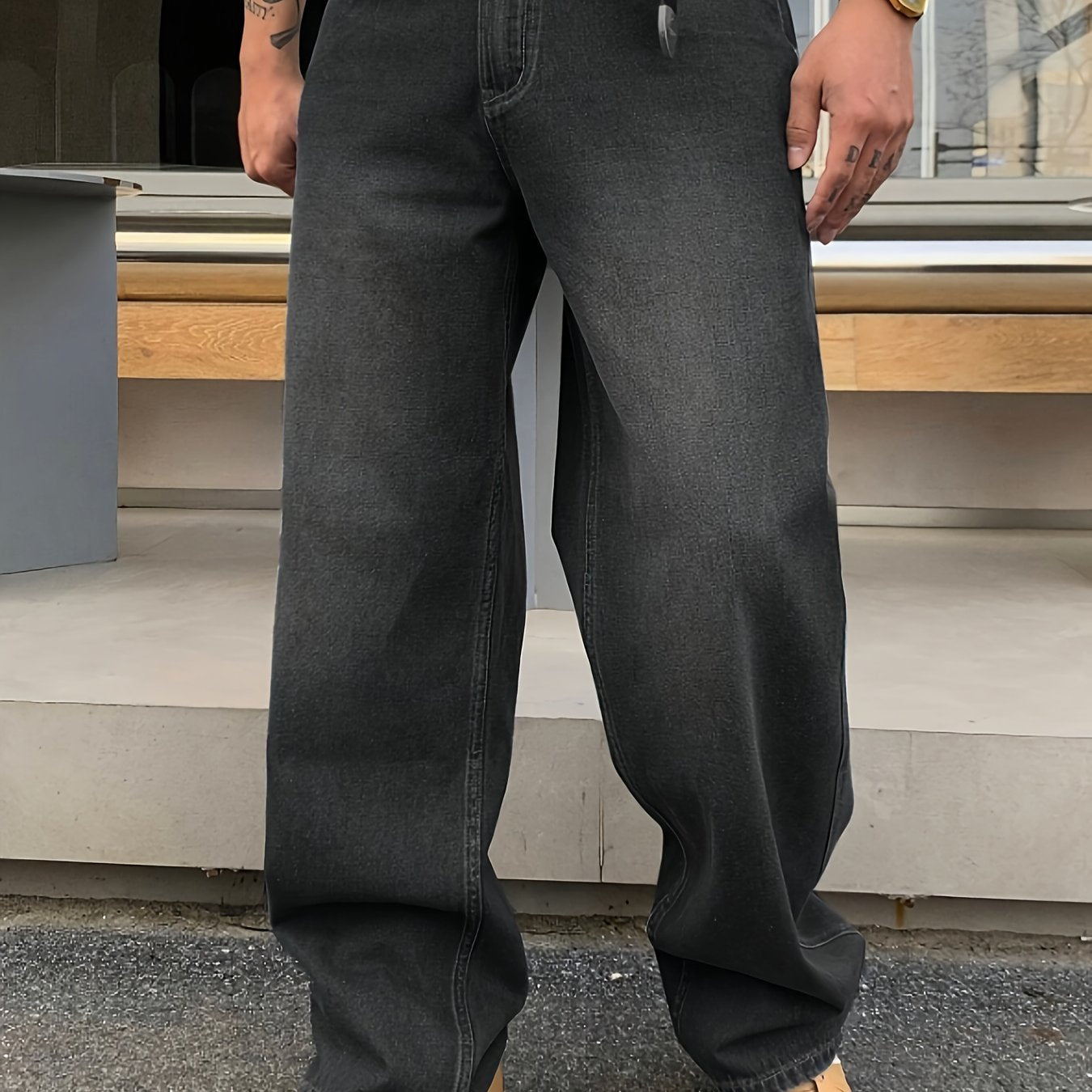 Erkaklar uchun oddiy mos keladigan qora kulrang denim jinsi shimlar, yuvilgan tugatish bilan tasodifiy keng moslikni taqdim etadi. Kuz/qish uchun ko'p maqsadli, paxta/poliester aralashmasidan tayyorlangan.