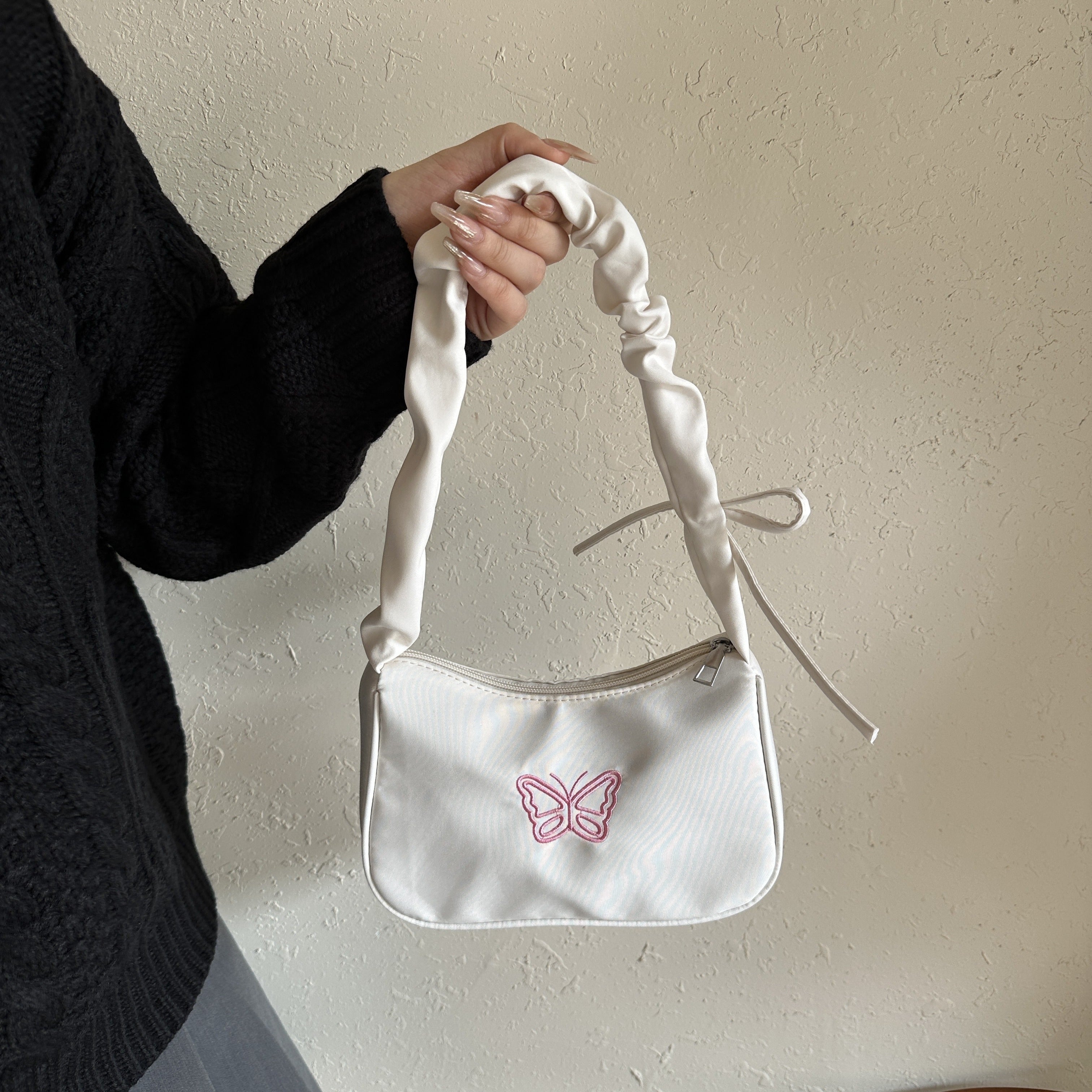 Стильная сумка через плечо с принтом бабочек для женщин, выполненная из повседневной оксфордской ткани с драпированным облачным дизайном, застежкой на молнии и полиэстеровой подкладкой.