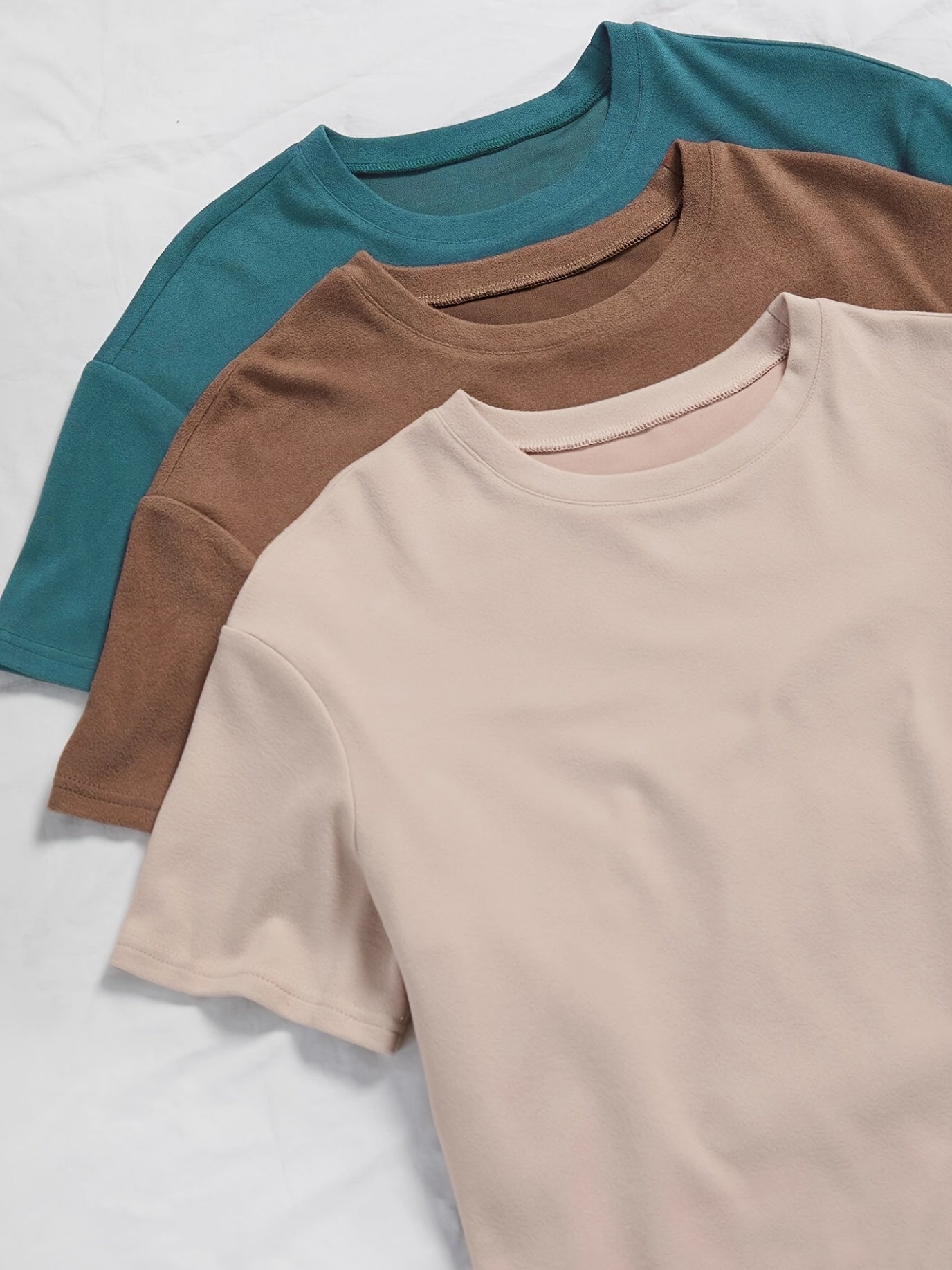 3 ta to'plam ayollar uchun bir rangli dam olish to'plamlari, qulay T-ko'ylak va bog'ichli shimlar bilan. Yengil tasodifiy kiyim uchun bir nechta ranglarda mavjud.