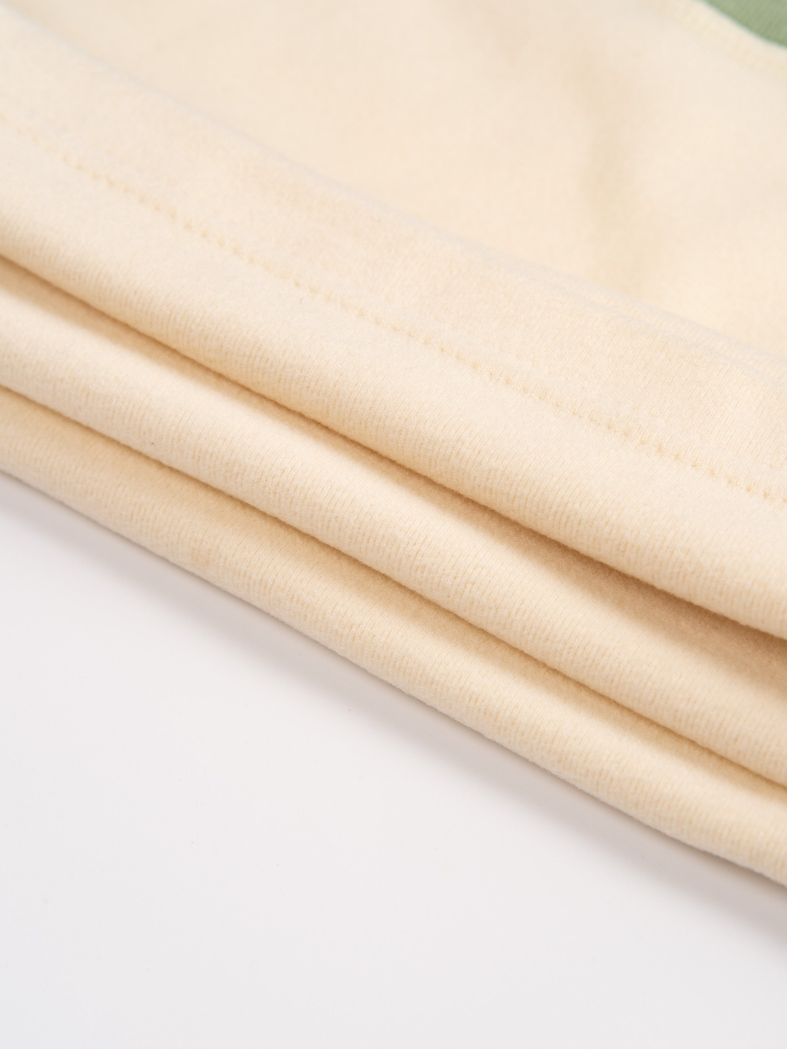 Qizlar va o'g'il bolalar uchun mo'ljallangan, uzun yengli ko'ylak va shimlardan iborat, iliq polyester aralashmasidan tayyorlangan, kuz/qish mavsumi uchun ideal bo'lgan qulay bolalar multfilmlaridagi hayvonlar printli kiyim to'plami.