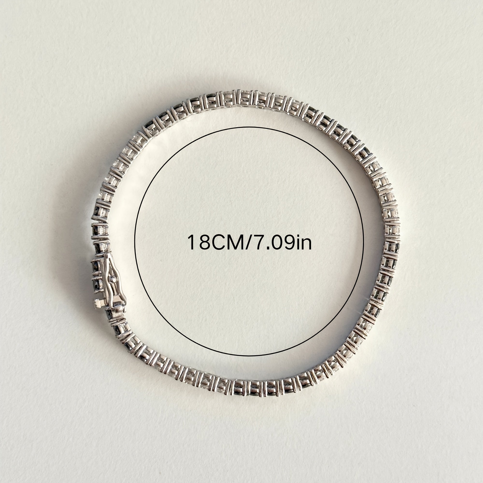 Zamonaviy S925 kumush tennis bilaguzuk, Moissanite bilan bezatilgan - Abadiy qora va oq ranglar, hashamatli kvadrat naqsh, har kuni kiyish yoki kontsertlarga chiqish uchun ideal.