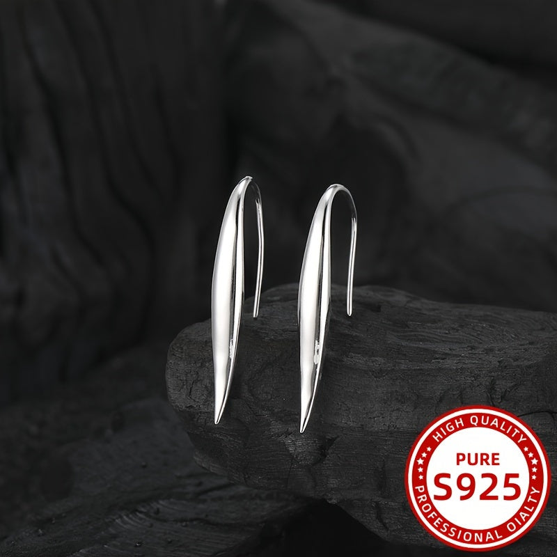 Ushbu nafis to'r vaqti uzuklari soddalik va noziklikni qadrlaydigan ayollar uchun mukammaldir. 925 sterling kumushdan tayyorlangan, og'irligi 3.6g va ularni banketlar, ta'tillar va partiyalarga kiyish uchun mos keladi.