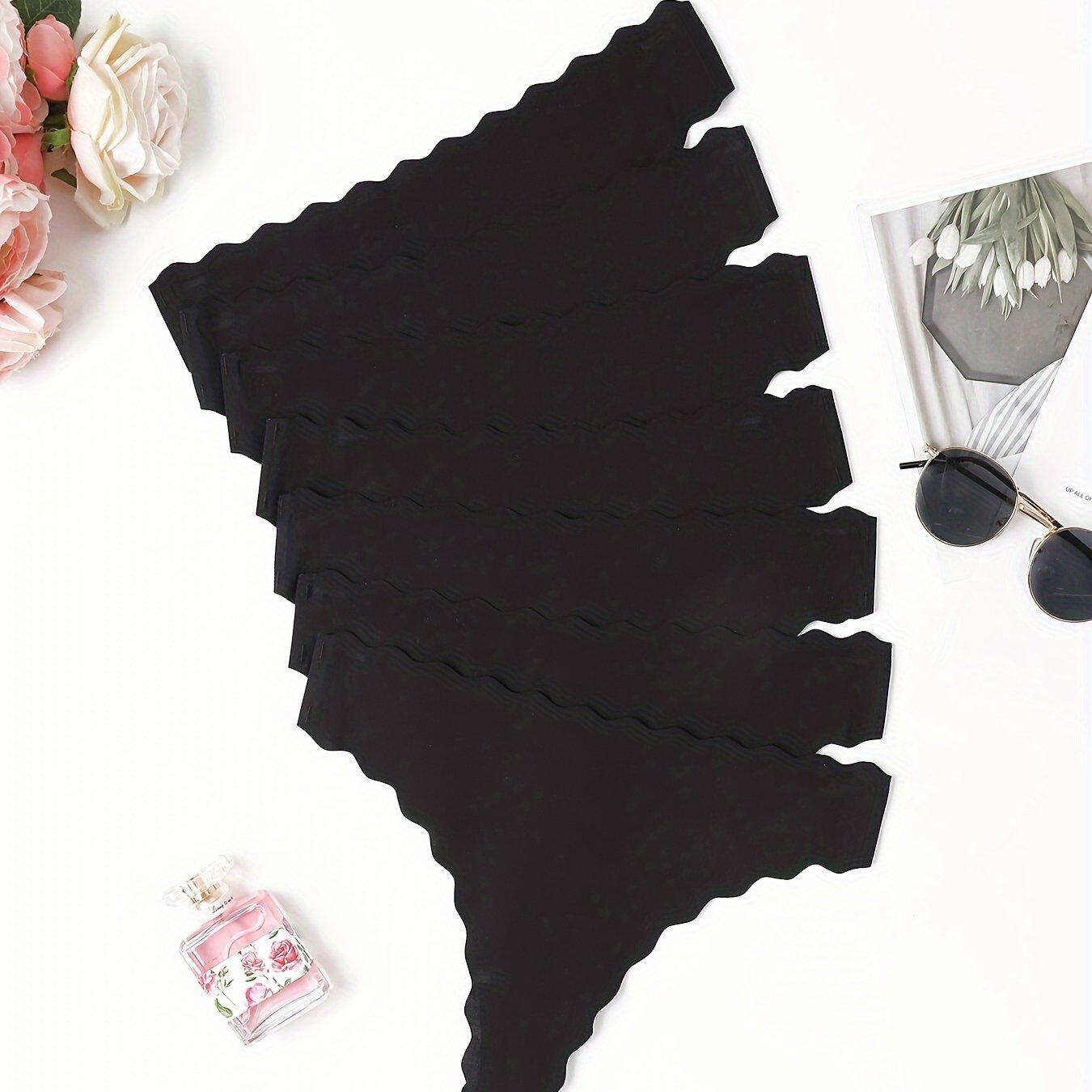 Ayollar uchun qora cheksiz thonglar, bir xil rangli to'qimachilik mato, V-String ichki kiyim