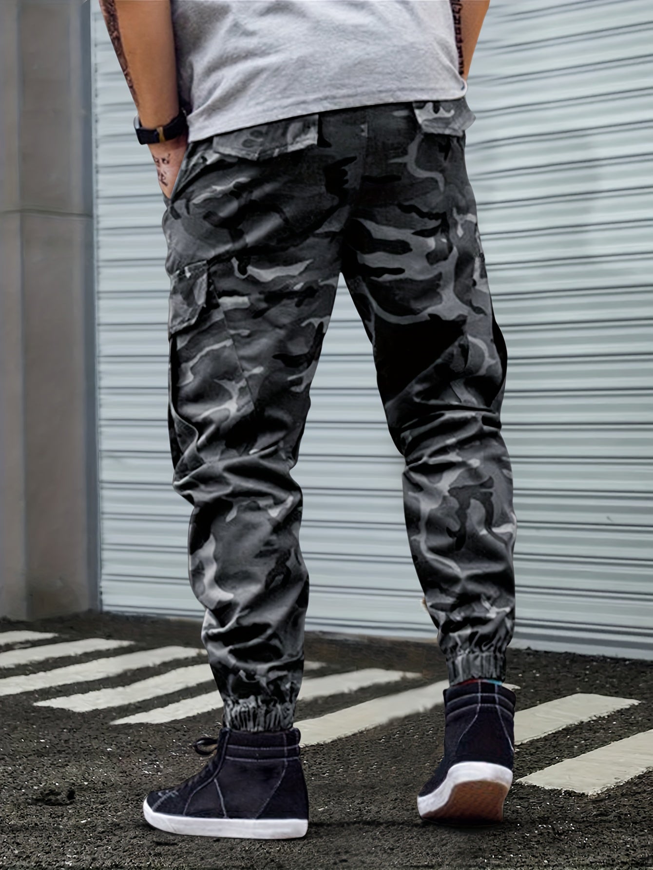 Men's Camo Cargo Pants with Comfort Fit Pockets and Street-Style Drawstring