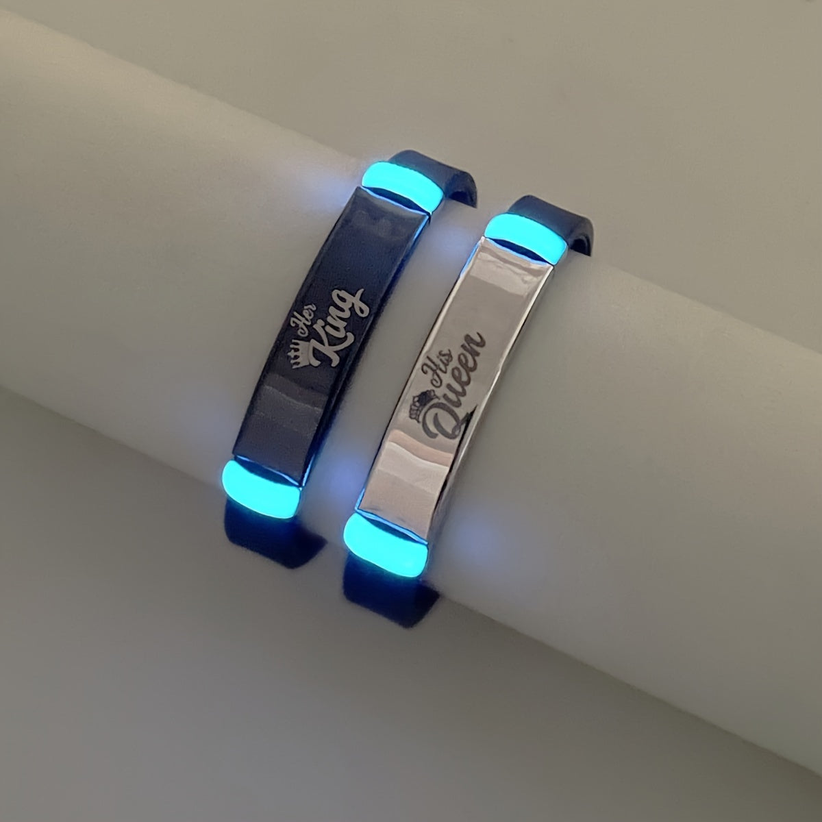 "HER KING" va "HIS QUEEN" dizayni bilan mos keladigan taxtalar juftligi, porlaydigan silikon materialdan tayyorlangan, juftlar uchun mukammal.