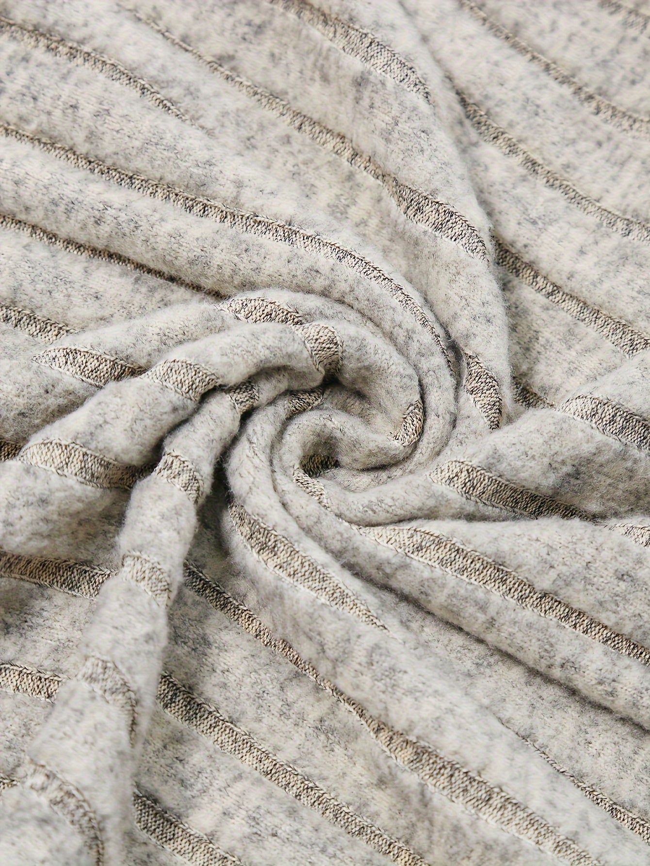 Представляем нашу новую коллекцию осень/зима для женщин: стильный комплект из двух предметов с длинными рукавами, текстурированным однотонным цветом, фальшивыми пуговицами и рифлеными спущенными плечами для повседневного образа.