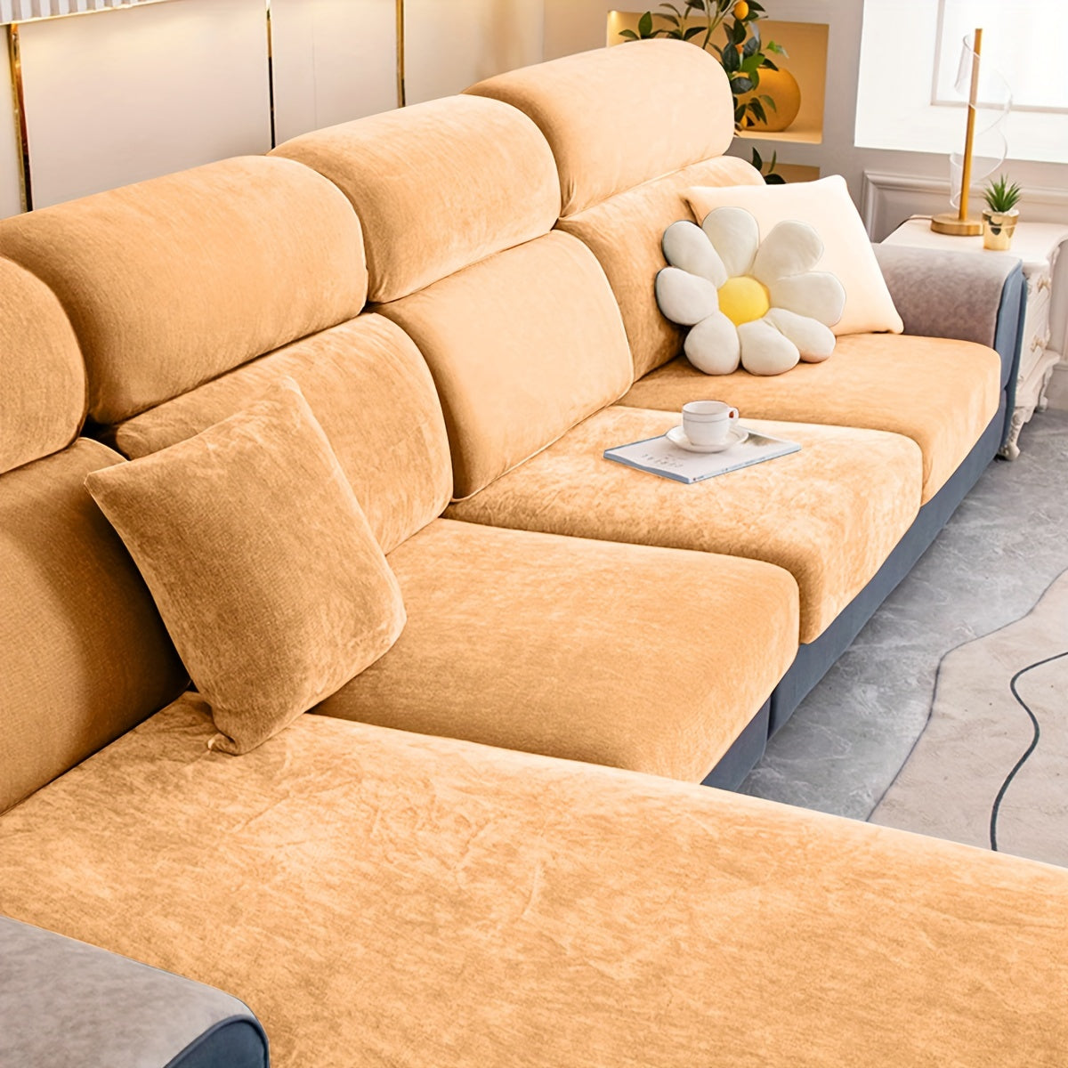 Har qanday xonada mebelni himoya qilish va bezatish uchun velur divan qoplamasi.