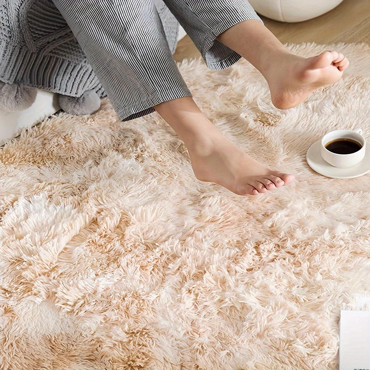 O'z makoningizni 1 dona Zamonaviy Oddiy Tie-dye Uzun Pile Gilam bilan ko'taring. Bu yumshoq va qulay gilam formaldehid va har qanday o'ziga xos hiddan xoli. U to'kilmaslik va so'nmaslik xususiyatlariga ega bo'lib, quyidagi turli joylar uchun ideal:
