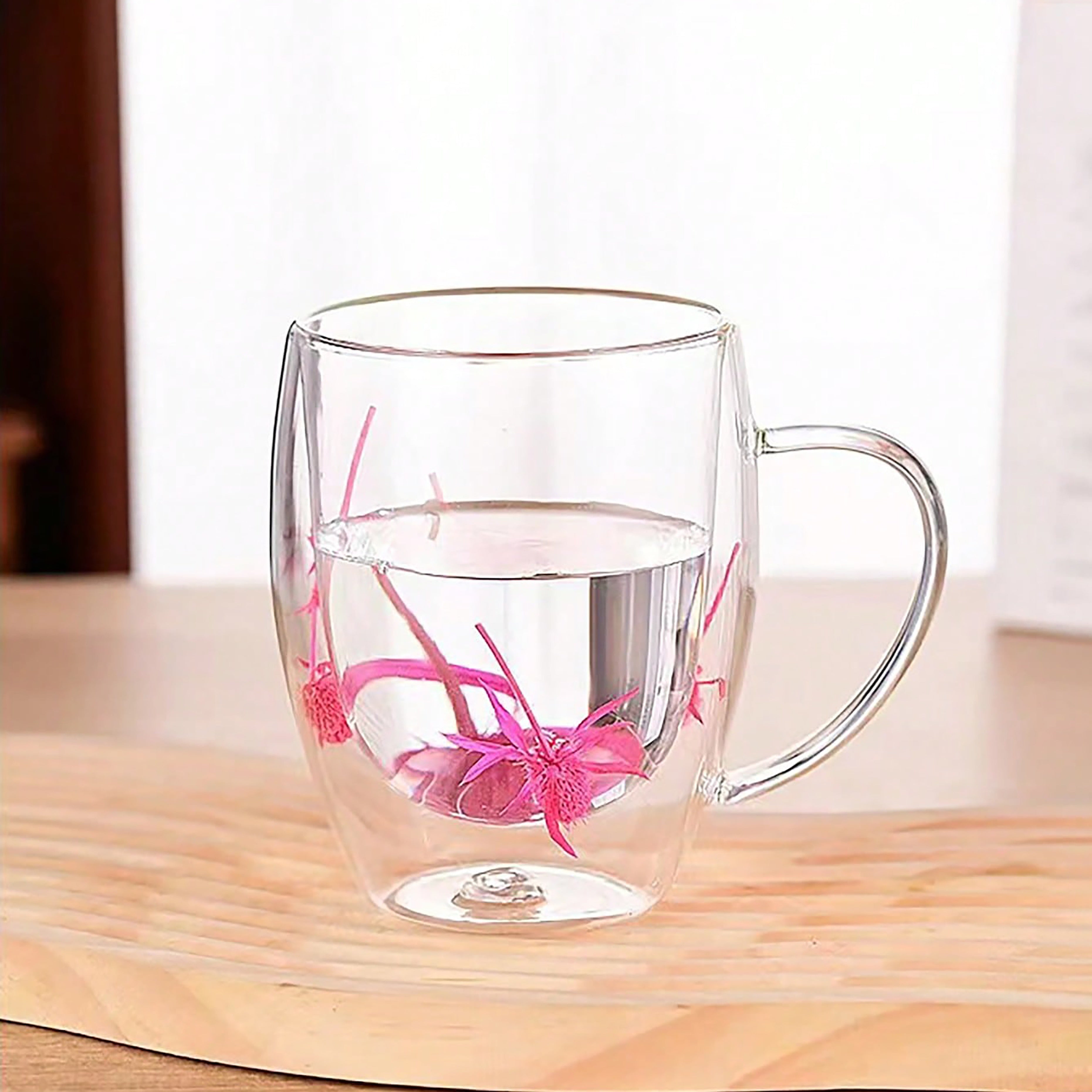 Ikkita qatlamli qahva stakani yangi gullar bilan, uy va ofis uchun mos, ajoyib bayram sovg'asi.