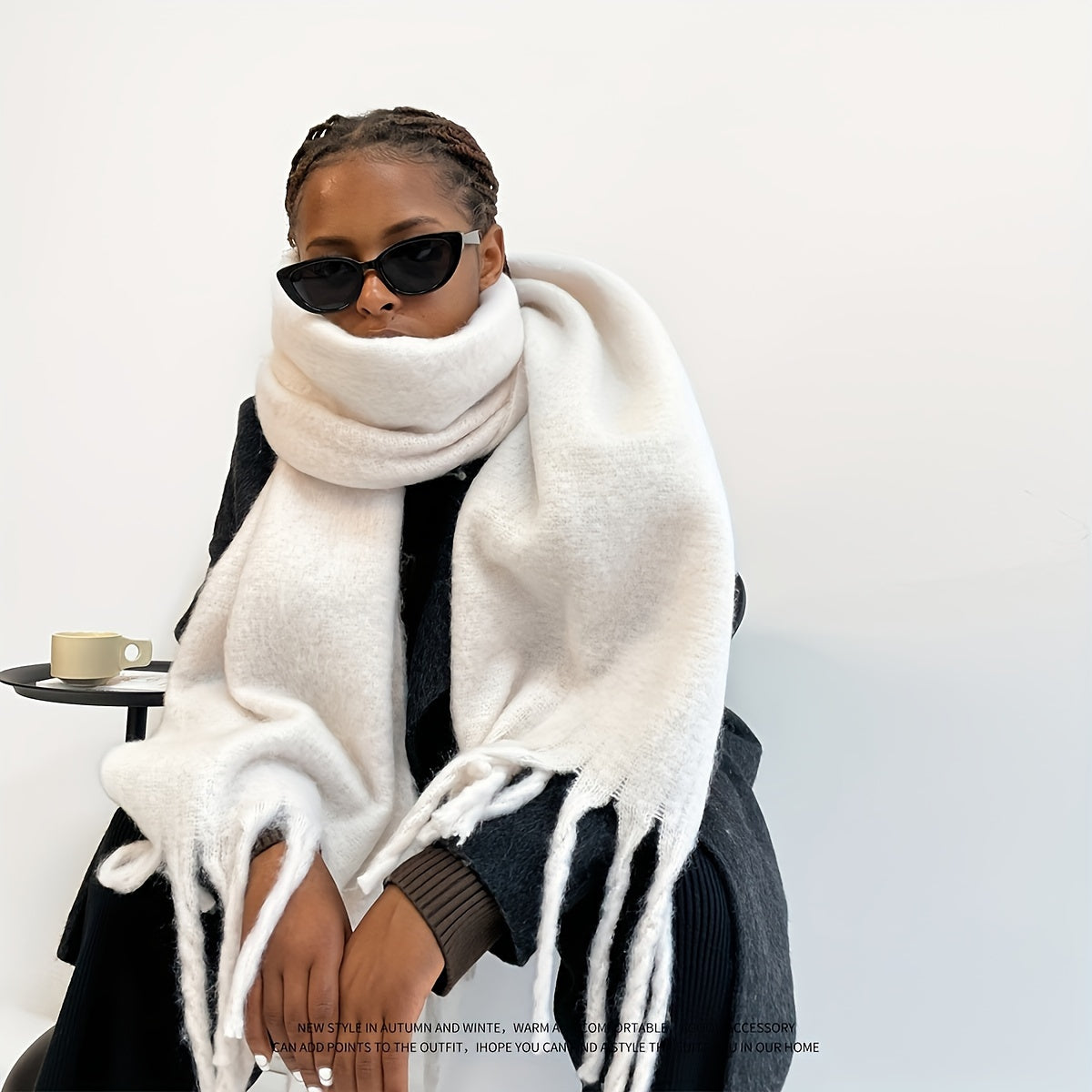 Qalinlangan tassellar bilan qalin rangli qishda sharf