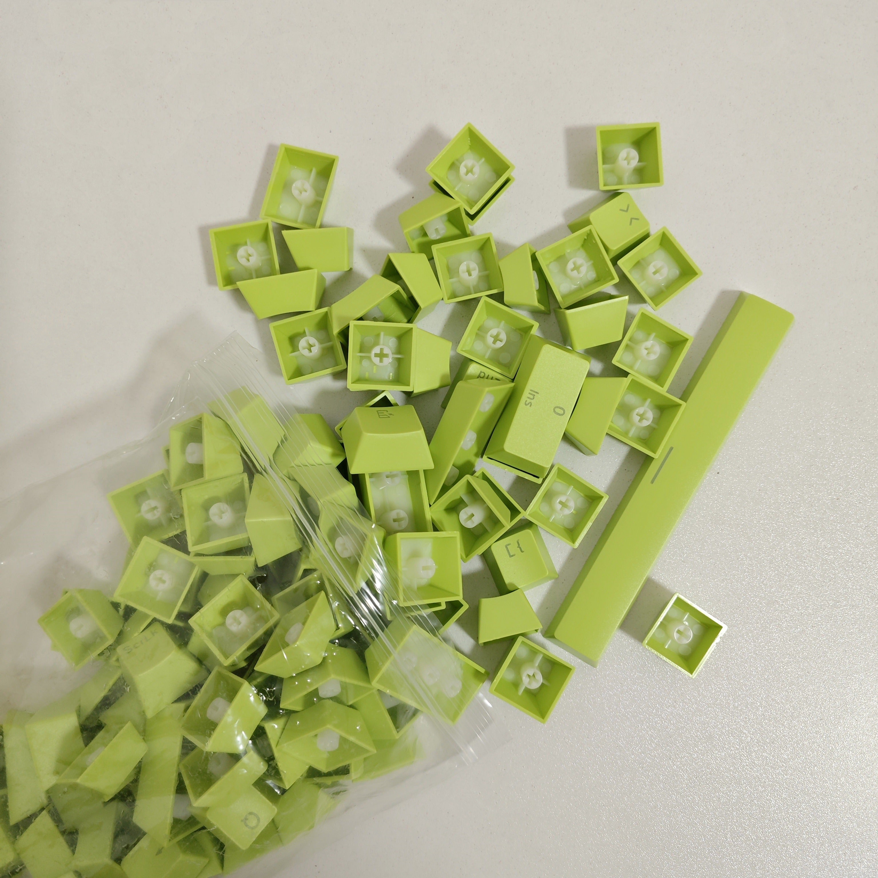 Rang-barang plastik kalitcha o‘rniga qo‘yiladigan, mexanik va o‘yin klaviaturalariga mos keladigan, Rasmga o‘xshash kalitlar bilan mos keladigan