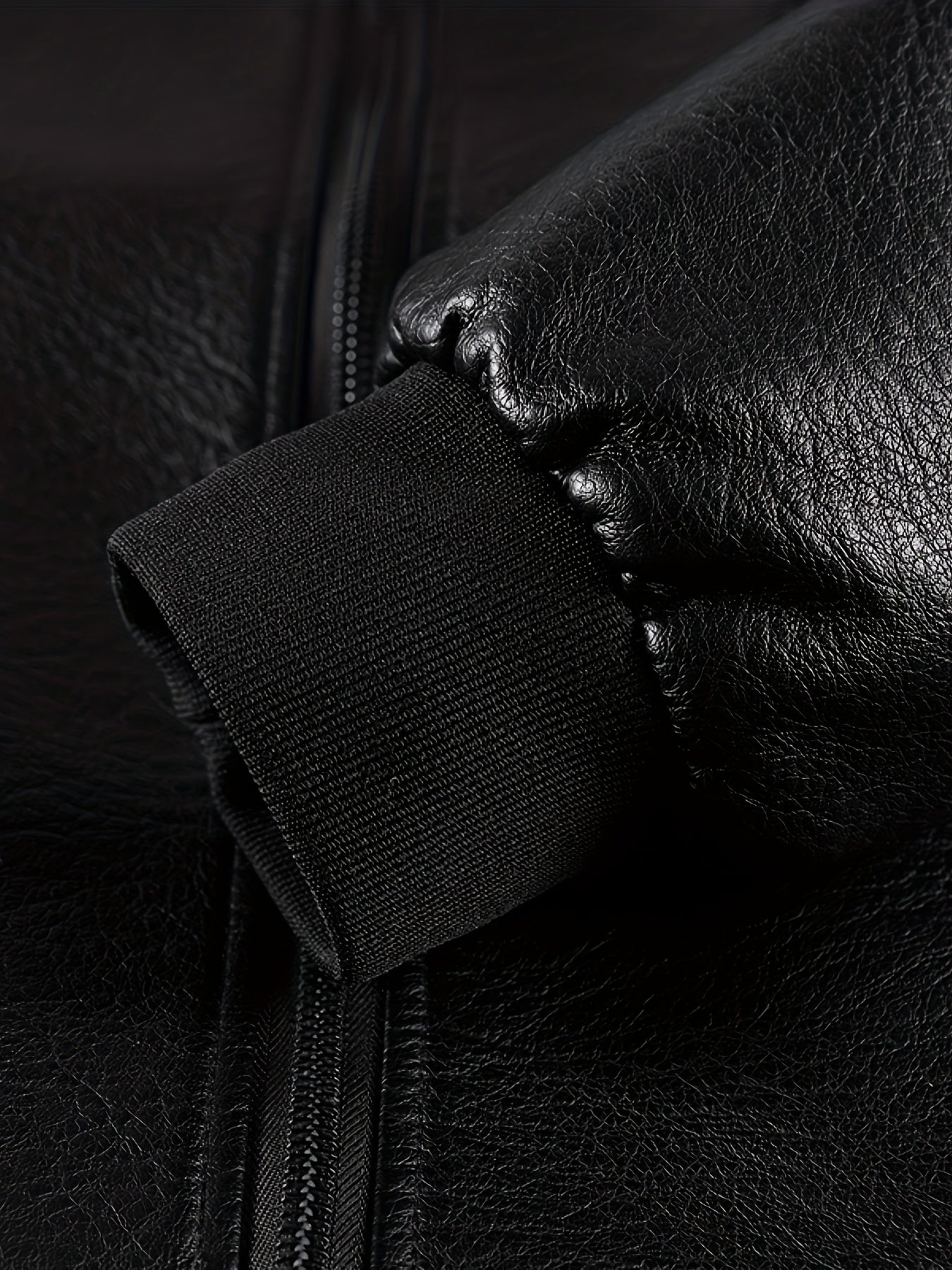 Vintage tikilgan PU charm ko'ylak, beysbol yelkasiga ega, zip-up old qismi, bir nechta cho'ntaklar va polyester astar bilan. Tasodifiy yoki mavzuli ko'rinishlar uchun ideal.