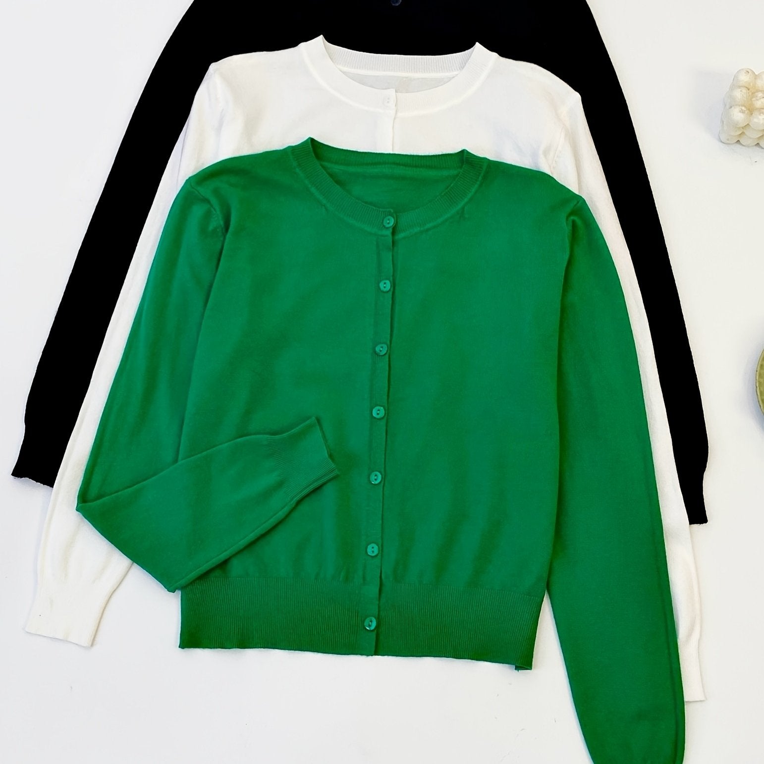 Ochiq ko'krakli sviter to'plami, maqsadli uslubda, 3 ta qismdan iborat.