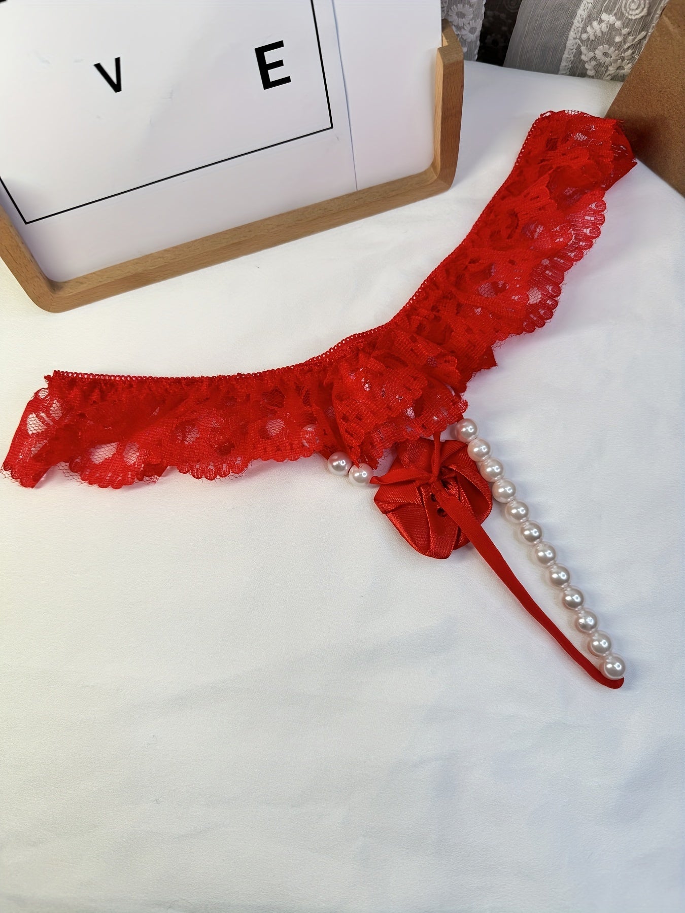 Yaltiroq marvaridli thong ichki kiyim, dantel tafsilotlari bilan, past bel, ayollar uchun romantik dizayn, sexy ichki kiyim.