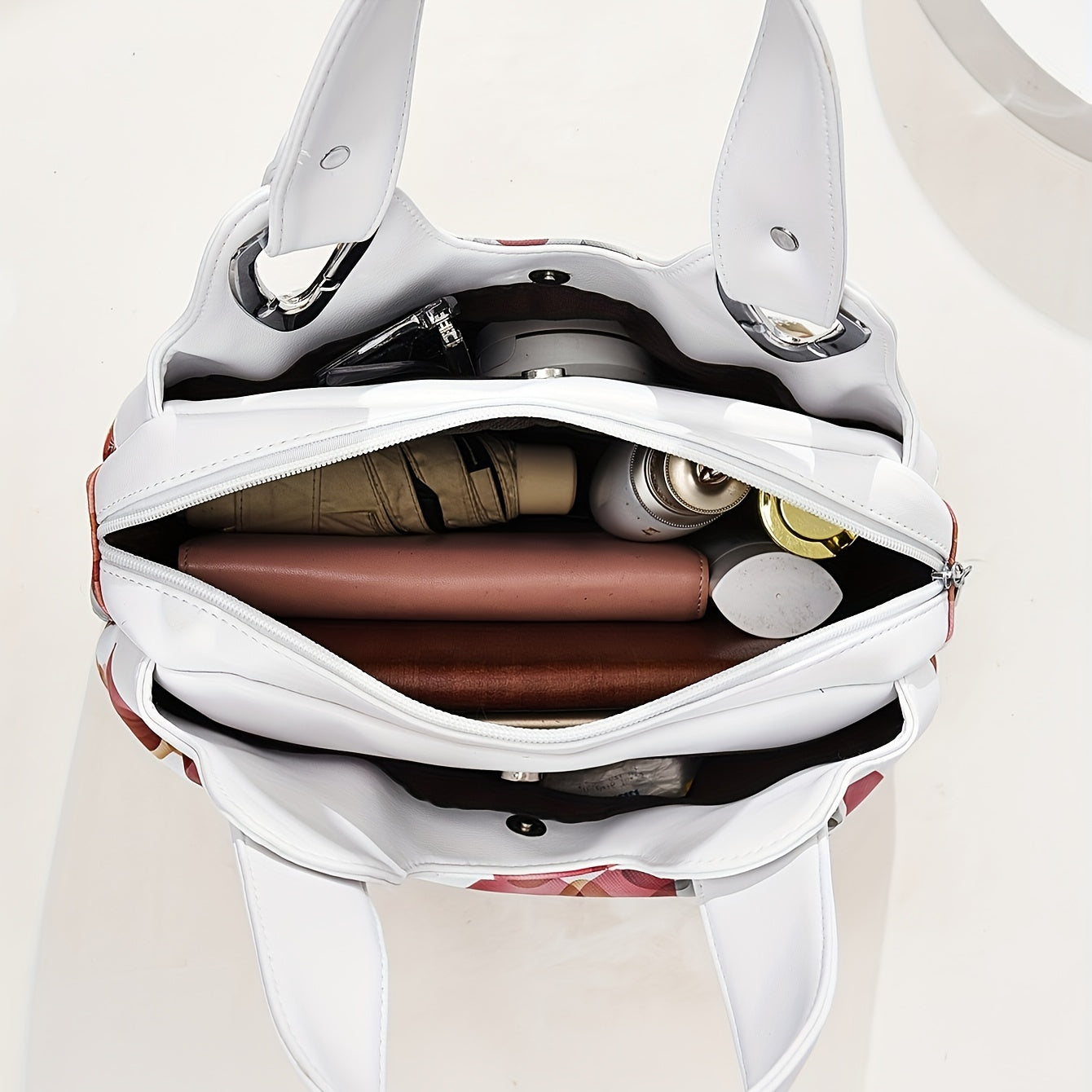 2024 Новый стиль женская сумка-тоут с большой вместимостью, однотонная, на молнии, с полиэстеровой подкладкой, с окрашенными краями, универсальная для повседневного и рабочего использования.