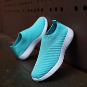 Ayollar uchun kundalik nafas oladigan slip-on sport poyabzali, bir rangda yurish uchun