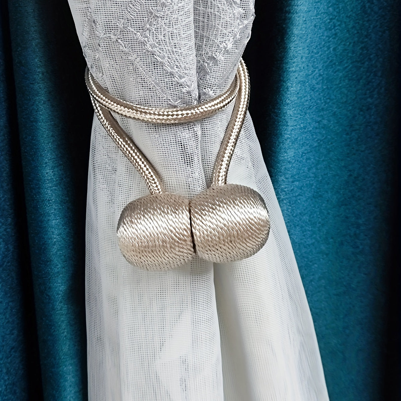 Получите 2 штуки креативных держателей для штор с магнитными пряжками для современного и простого крепления штор. Эти держатели для штор без пробивания идеально подходят для добавления стиля в вашу спальню, гостиную или любое другое место в вашем доме.