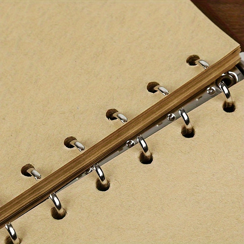 Eski uslubdagi jurnallar, mat qoplama, oddiy chiziqlar, spiral halqa bog'lash, qaroqchi dizayni va retro uslub.