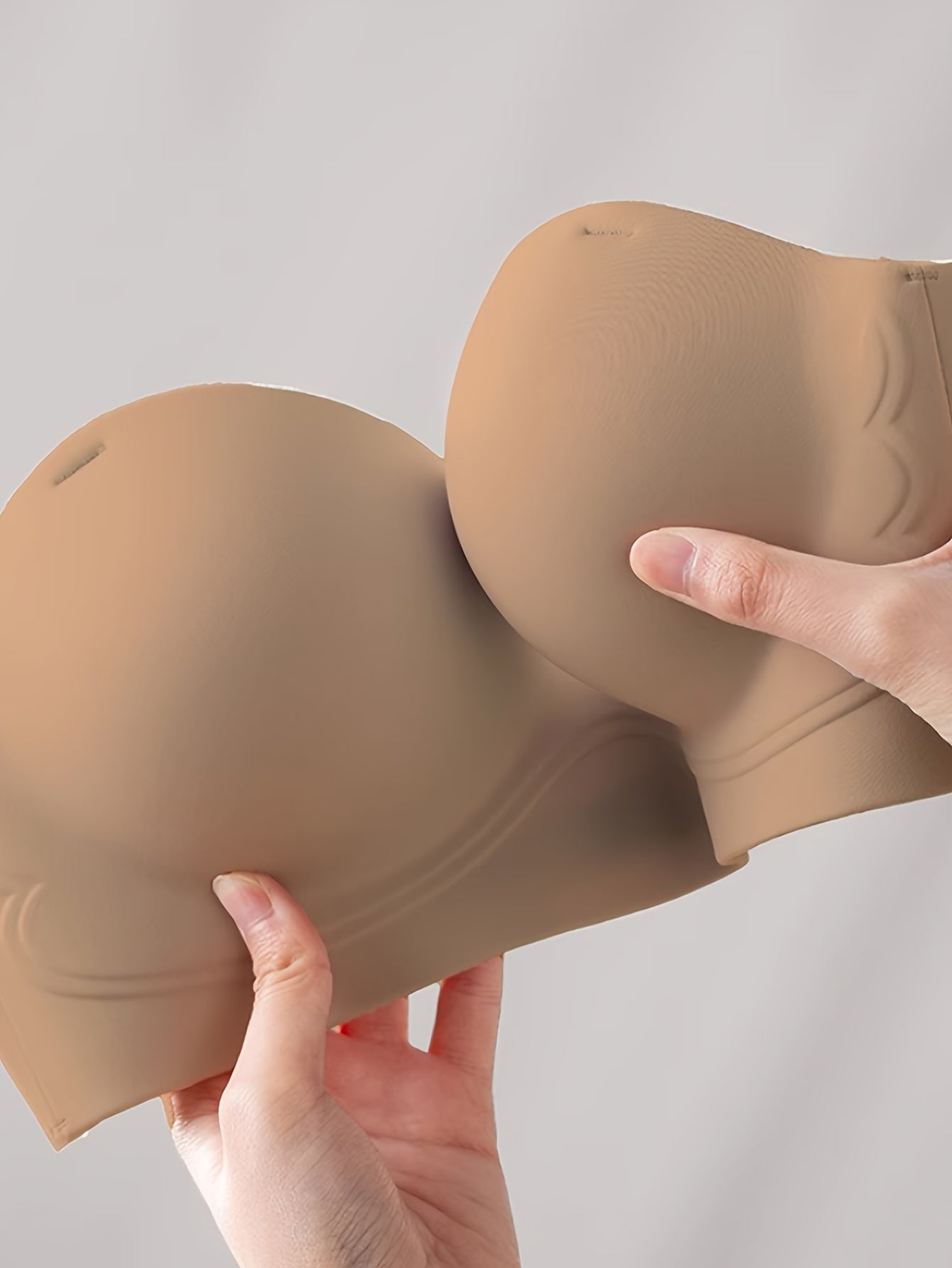 Ayollar uchun uzluksiz yupqa yuqori va qalin pastki U-shaklidagi orqa qismi bo'lmagan qo'llab-quvvatlovchi ko'kraklar