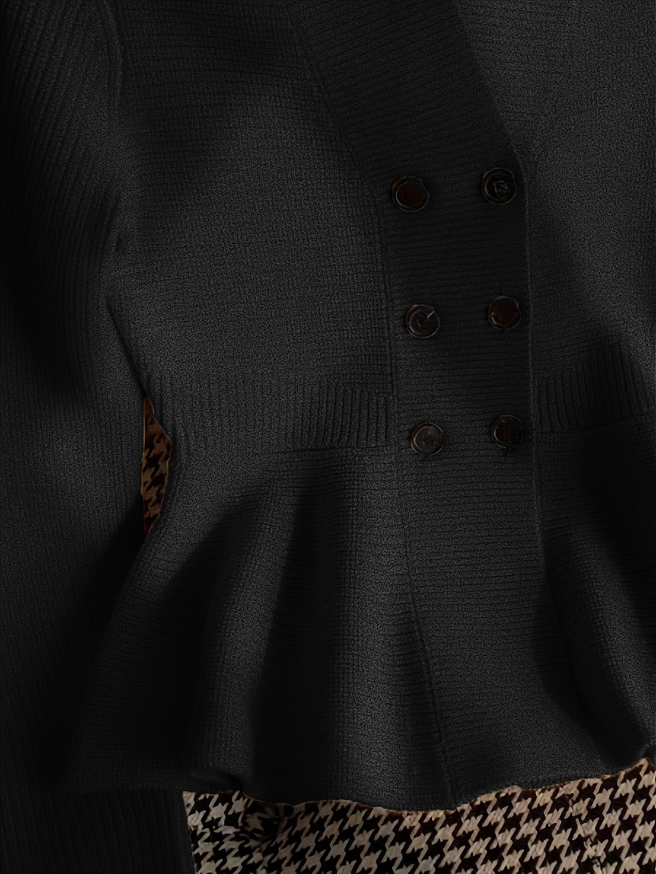 Qattiq rangdagi zamonaviy V-shaklidagi kardigan, qalin to'qima, keng kesim, issiq viskoza/poliester aralashmasi. Kuz/qish uchun ideal.