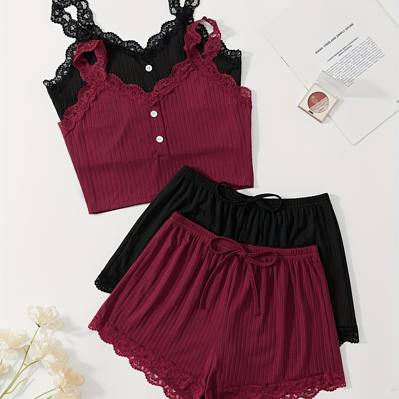 Ayollar uchun dantel bilan bezatilgan ribbed pijama to'plami, V-shaklidagi kamzuli yuqori va tortma belli shortlar bilan. Mashinada yuvish mumkin. Bir nechta ranglarda mavjud.