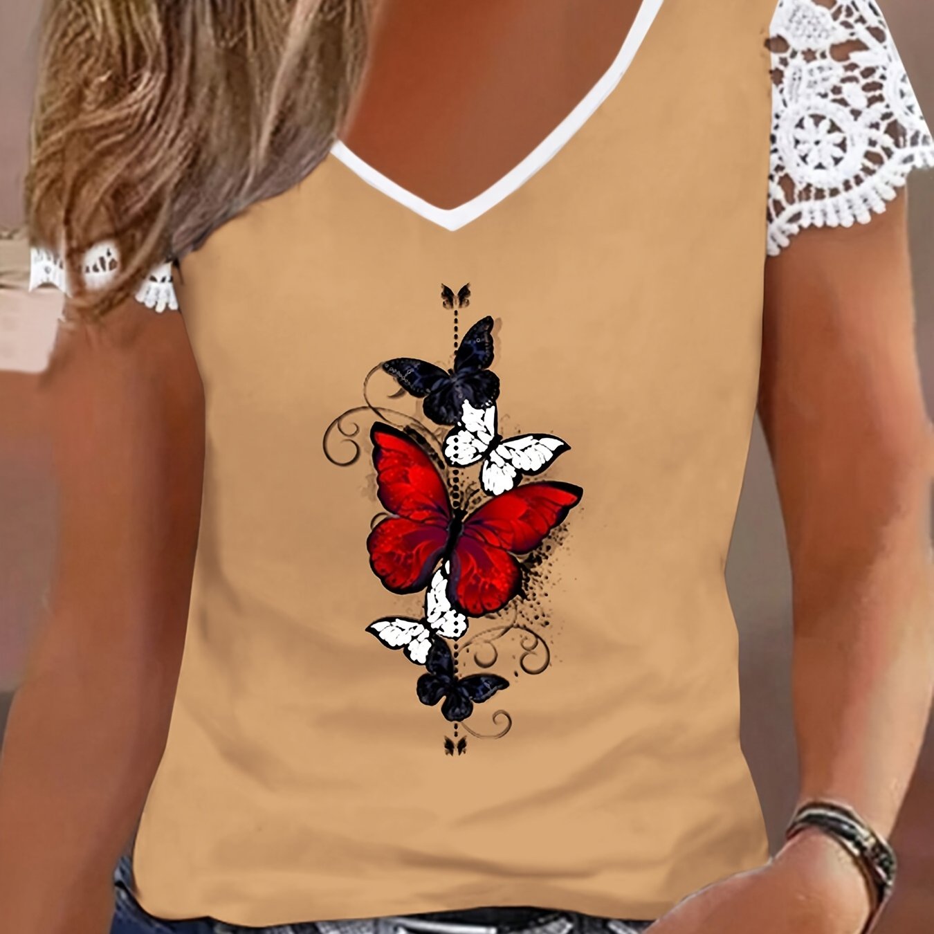 Plus o'lcham ayollar uchun V-shakllı futbolka, kapalak bosimi va korsetli detailing bilan