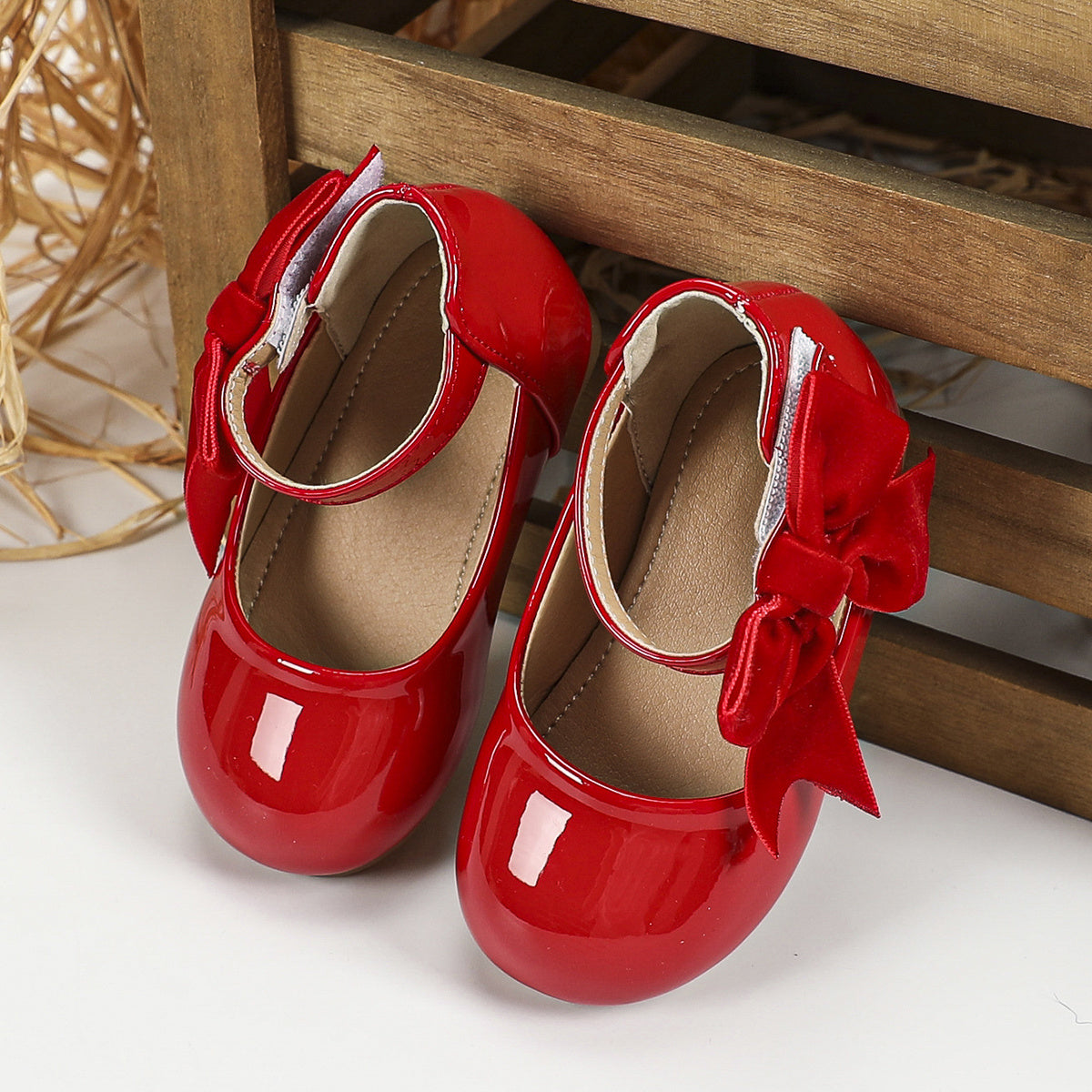 Qizlar uchun tasodifiy Mary Jane poyabzallari, bog'ichli detal, yengil va mustahkam PU konstruktsiyasi, sozlanadigan tasma, TPR taglik, kundalik kiyish va maktab uchun mos, 14 yosh va undan kichiklar uchun.