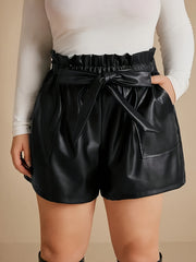 Shorts de mujer de talla grande en negro de cuero sintético con cintura alta y cinturilla elástica