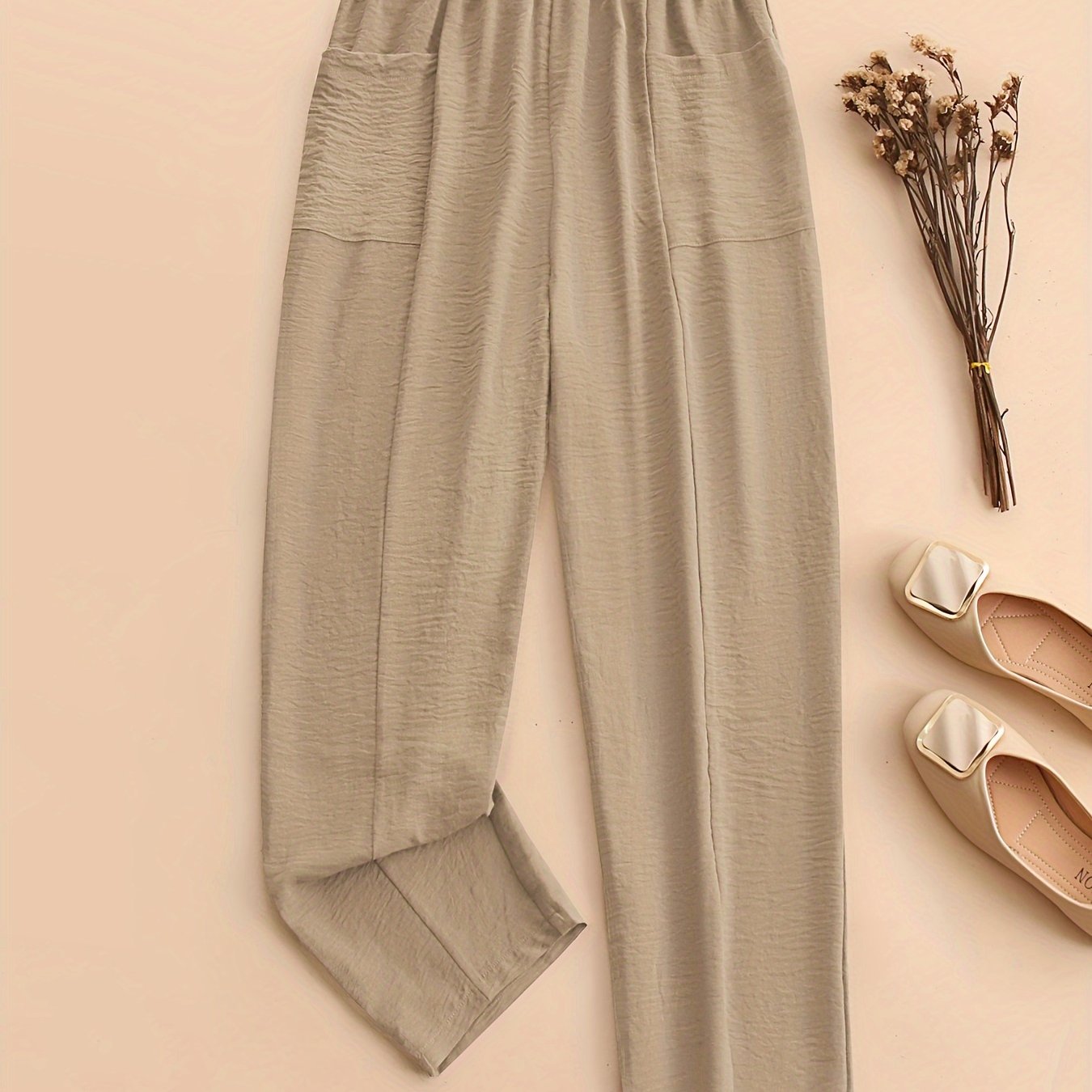 Ayollar uchun cho'zilgan cho'ntakli jigarrang harem shimlar. Elastik bel, keng kesim va mashinada yuvish mumkin. Har mavsumda qulaylik uchun tasodifiy polyesterdan tayyorlangan. Keng oyoqli shimlar uchun kiyim zaruriyati.