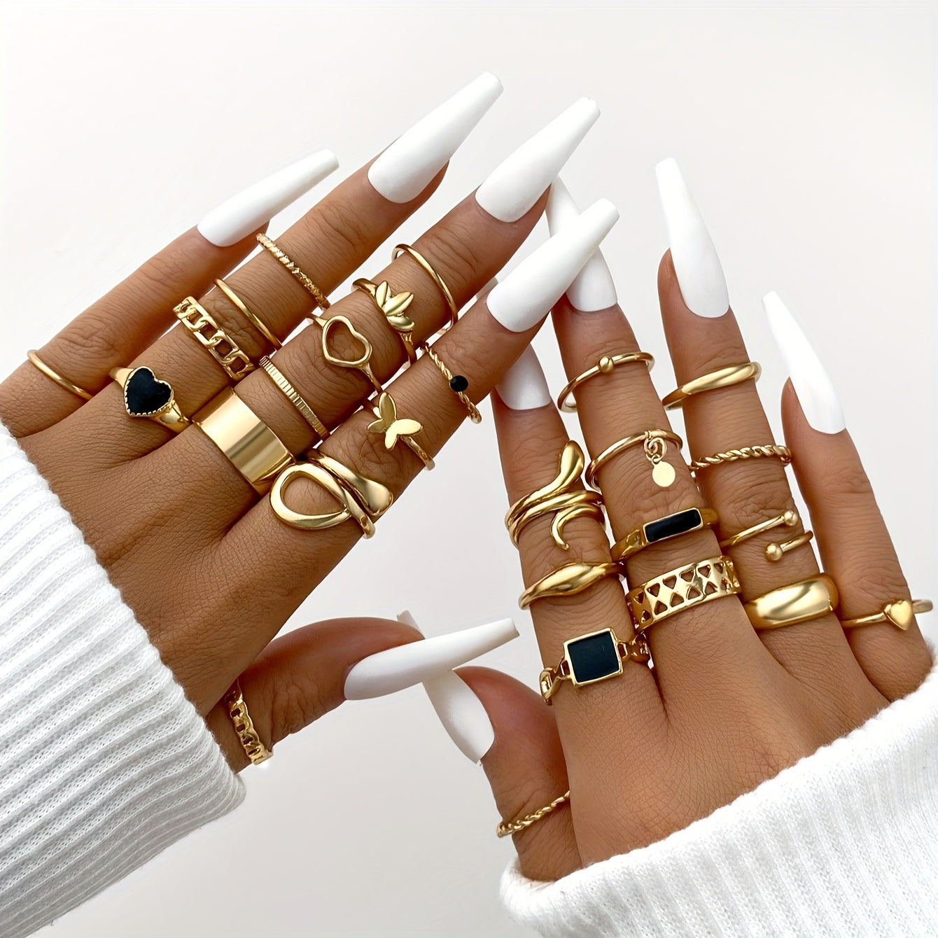 27 dona sink qotishmasidan tayyorlangan vintage to'plamli stackable uzuklar. Yuraklar, kapalaklar, ilonlar, tomchilar, geometrik shakllar, disklar, bo'sh zanjirlar va keng yuzalar kabi turli dizaynlarni o'z ichiga oladi.