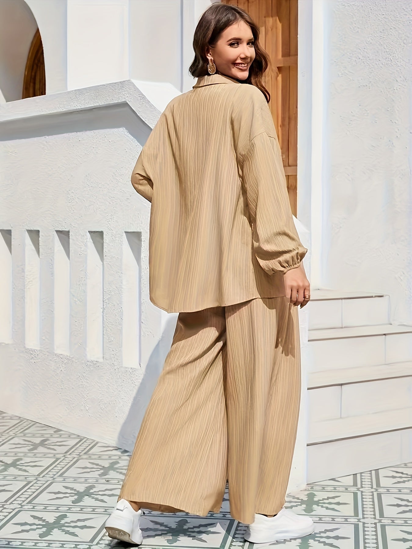 Ayollar uchun ikki qismli polyester kostyum to'plami, qaytariladigan yaka bilan, zamonaviy ta'til ko'rinishi uchun mukammal.