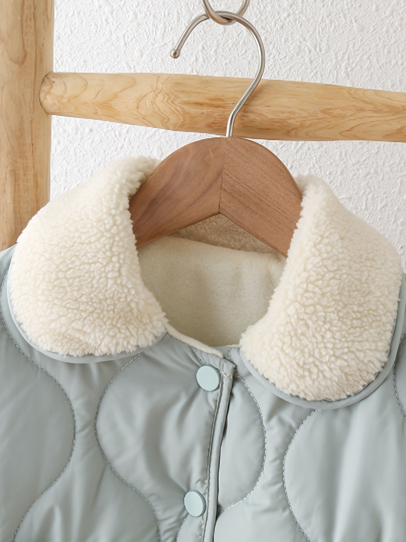 Kuz/qish uchun qulay teddy yaka bilan qalin ikki cho'ntakli kiyim to'plami. Mashinada yuvish mumkin, bir rangda, polyesterdan tayyorlangan, ochiq havoda kiyish uchun mukammal.