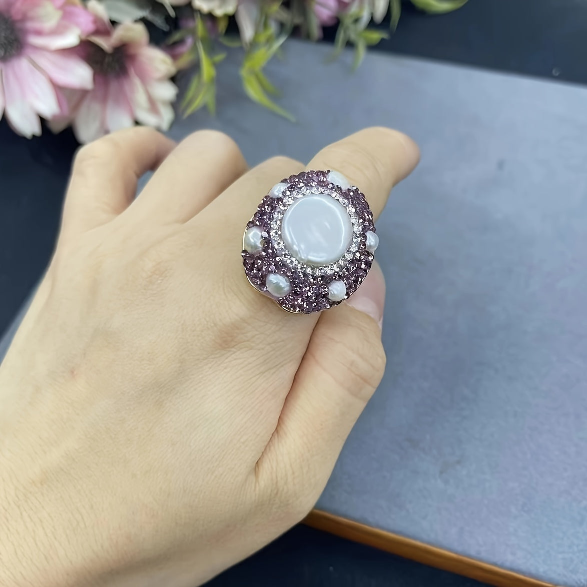 Tabiiy barokko shirin suv marvaridi va keramika loy inlay bilan original dizayn barmoq uzuk, yangi va o'ziga xos barokko uslubida.