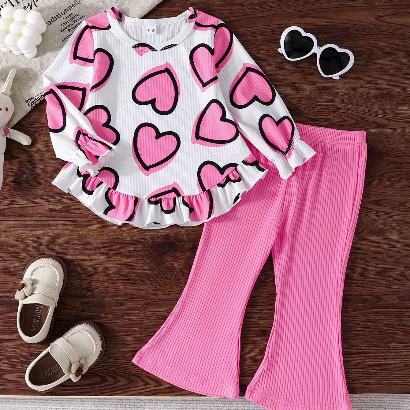 Yoz va kuz uchun yoqimli tasodifiy dizaynga ega ikki qismli to'plam, yurak naqshiga ega doira bo'yinli uzun qo'lqopli bluzka va tashqi kiyim uchun bir rangli ribbed shimlar.