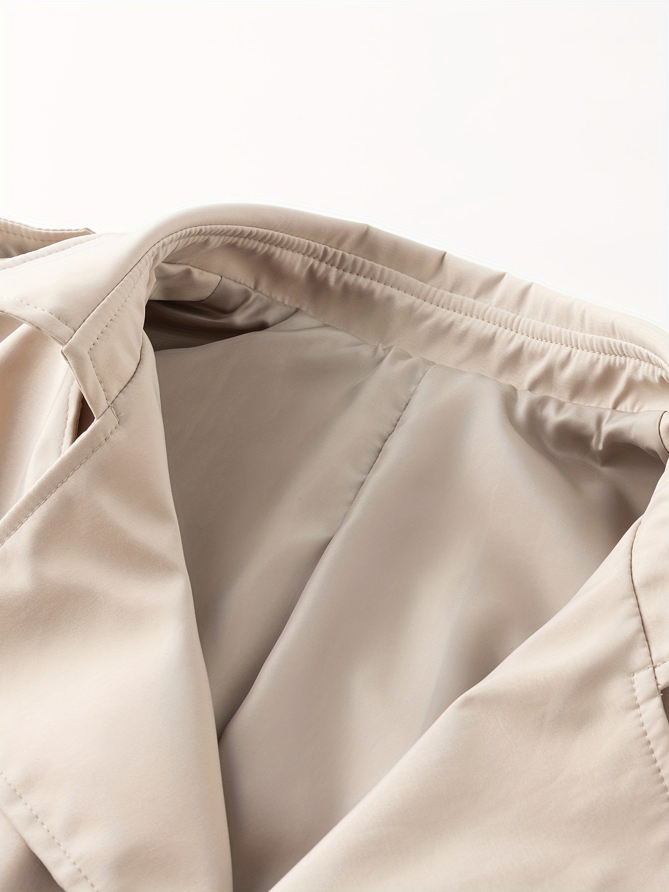 Erkaklar uchun o'rtacha uzunlikdagi ikki qatorli dizayndagi trench palto, mustahkam rangda, biznes va norasmiy kiyimlar uchun ideal.