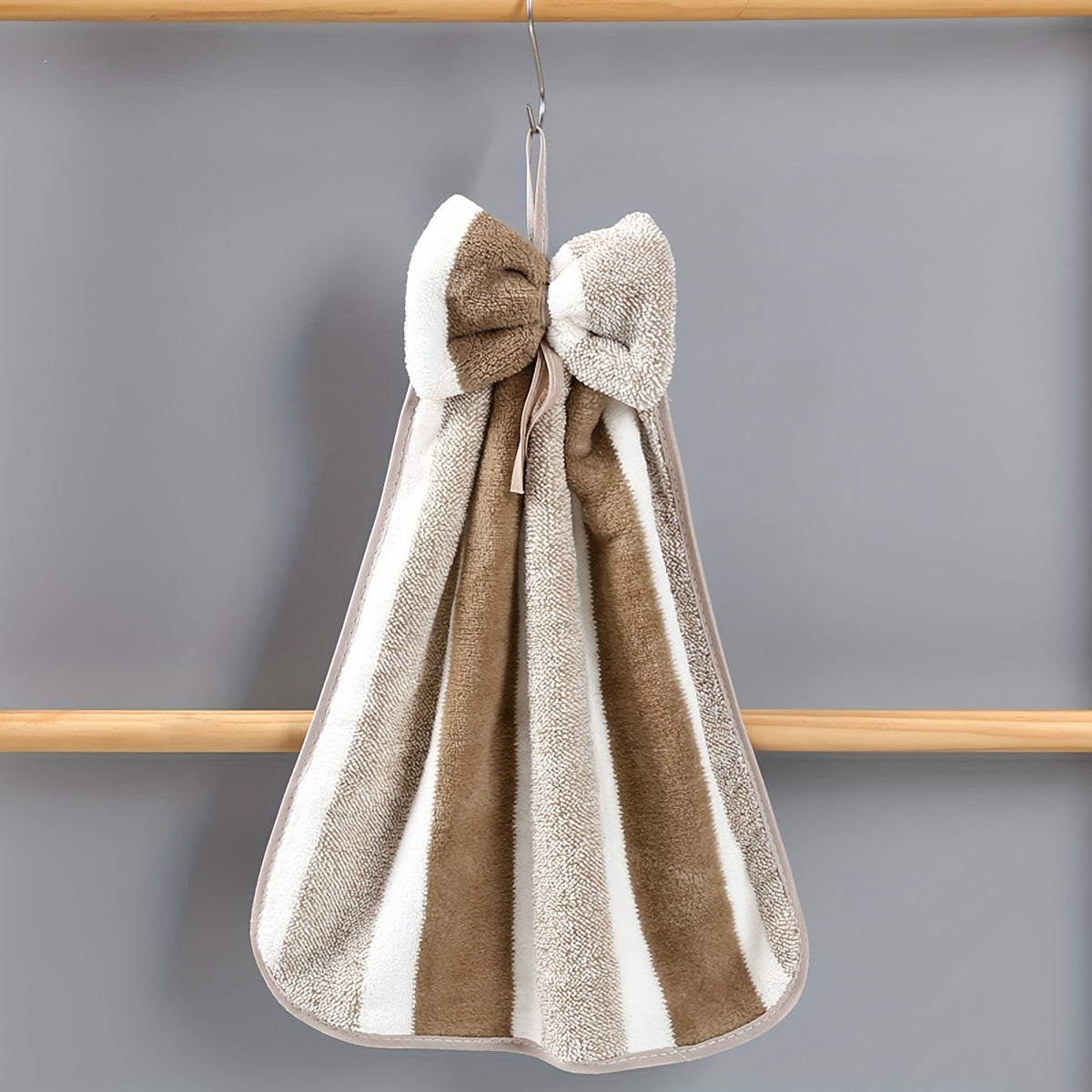 Одно кухонное полотенце с полосатым узором и бантиком, впитывающее и быстро сохнущее. Идеально подходит для уборки в доме и незаменимо на кухне.