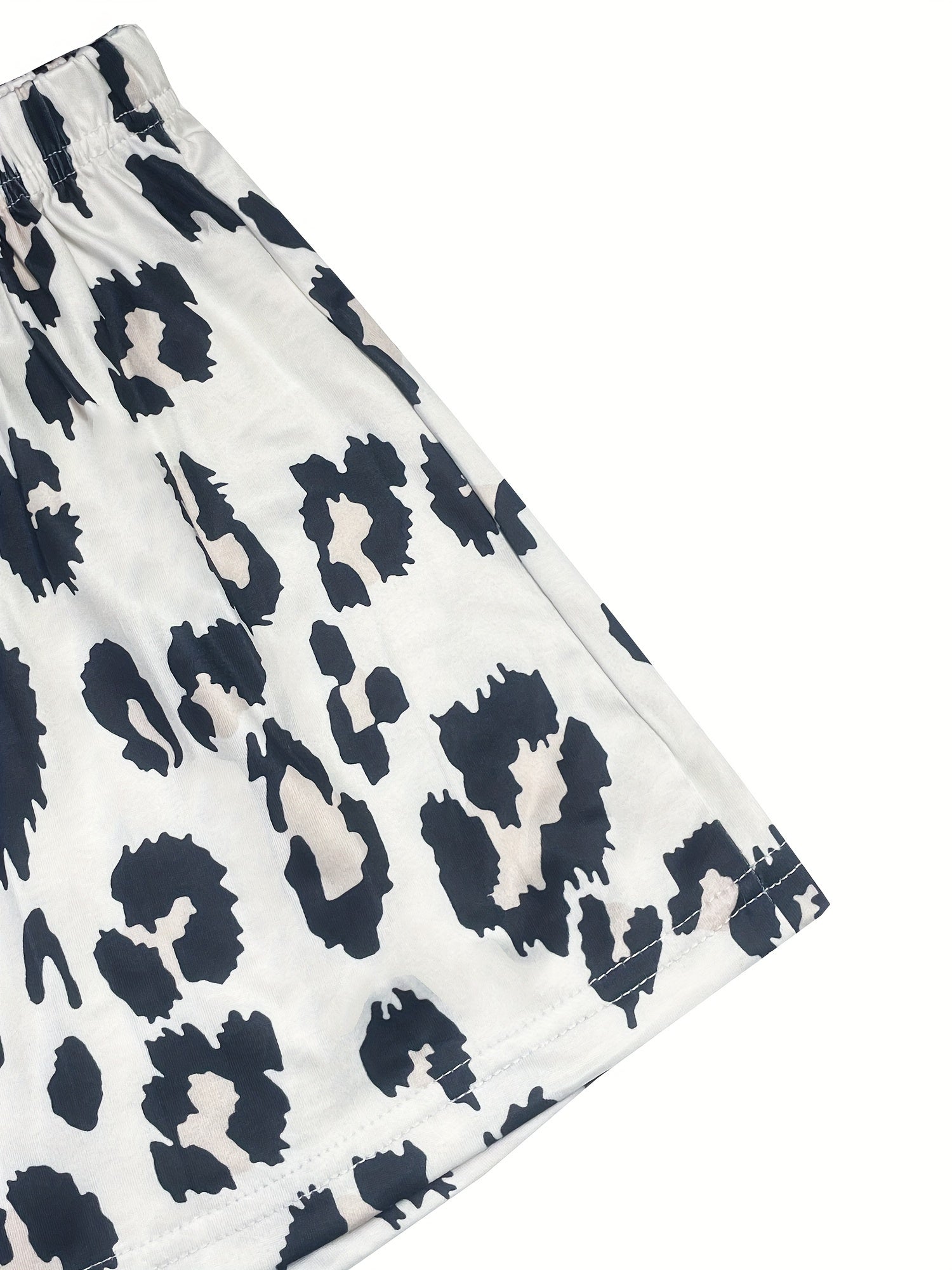 V-yoqasi bilan leopard naqshli lounge to'plami va shortilar, qulay kechalar uchun mukammal.