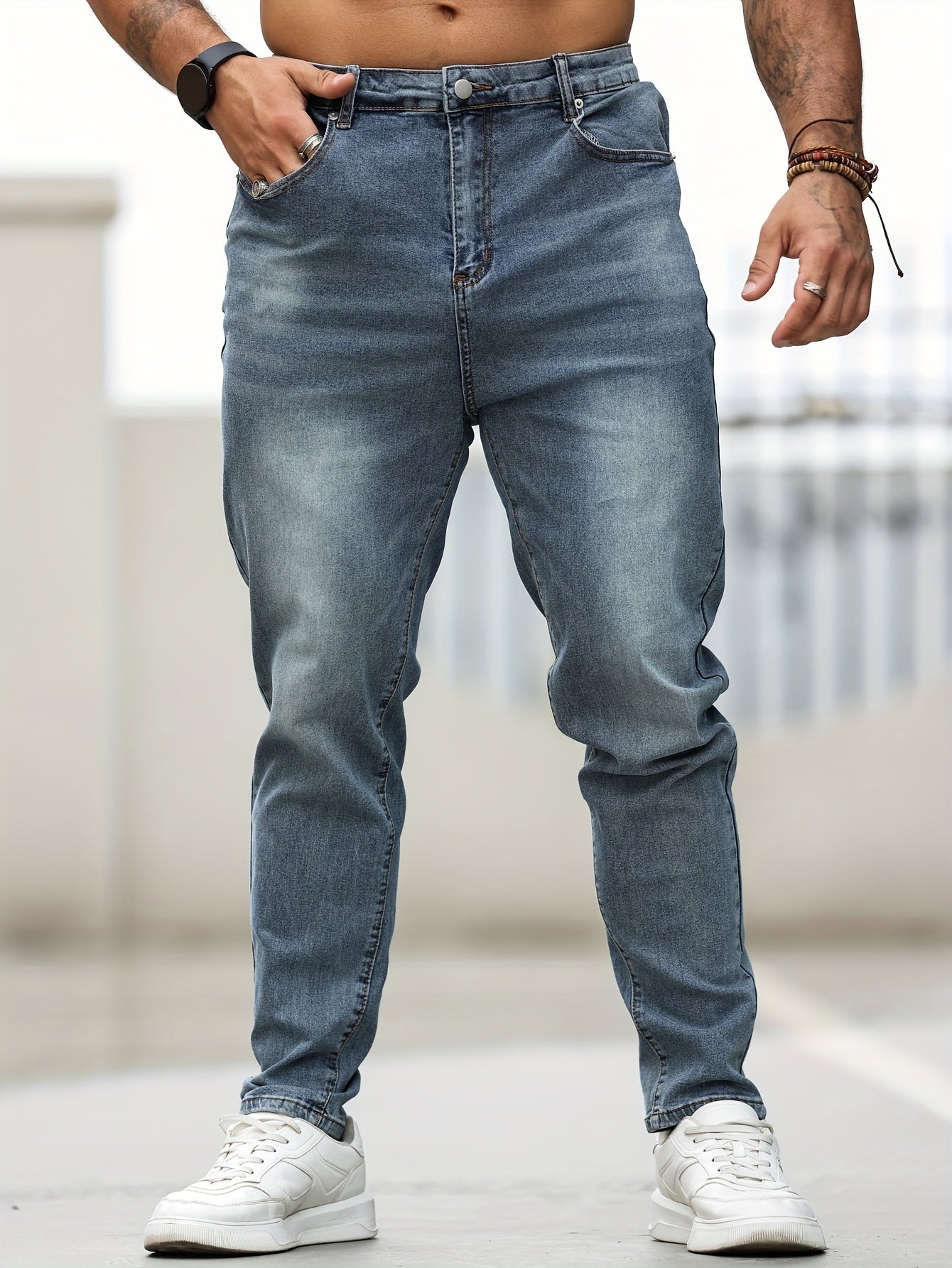 Erkaklar uchun plussiz skinny jinsilar 68% paxta, 24% polyester, 6% tencel va 2% elastan dan tayyorlangan. Oddiy rangli denim, cho'ntaklar va o'rtacha cho'zilish xususiyatlariga ega. Har mavsum uchun mos.