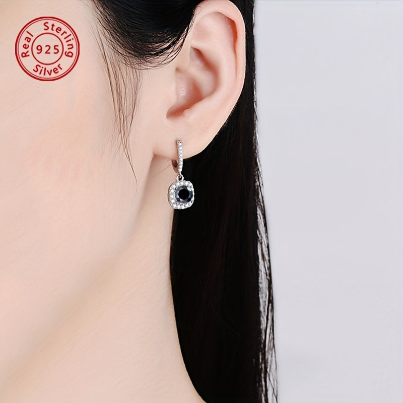 Ajoyib 925 sterling kumush bitta 0.5ct moissanite quloq uzuklari banketlar, ishga borish va maxsus tadbirlar uchun mukammal. 14-fevral, Halloween, Rojdestvo yoki ayollar uchun quloq bezagi sifatida ideal sovg'a. Og'irligi 3g/0.106oz.