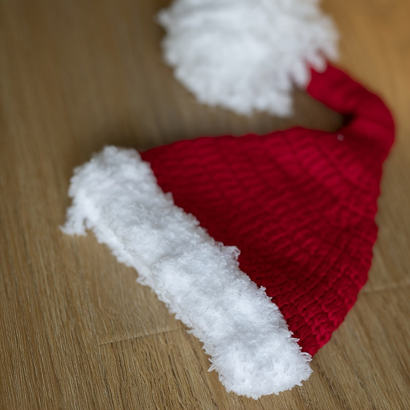 Очаровательный ручной работы крючком рождественский комплект для детей - включает уютную вязаную шапку, шорты и набор пинеток - идеально подходит для первой праздничной фотосессии детей и подарка на крещение.