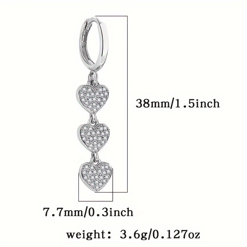 Ushbu nozik ayollarning marjonlari sintetik zirkoniya bilan bezatilgan, yurak shaklidagi porloq pendentlar bilan ta'minlangan. 3.6g og'irlikda bo'lib, ular har kuni kiyish va tantanalar kabi maxsus tadbirlar uchun mukammaldir.