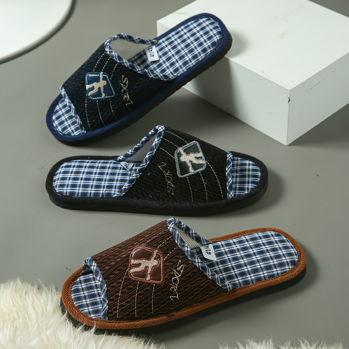 Мужские минималистичные тапочки с подошвой из памяти и широкой носочной частью для комфорта в любое время года