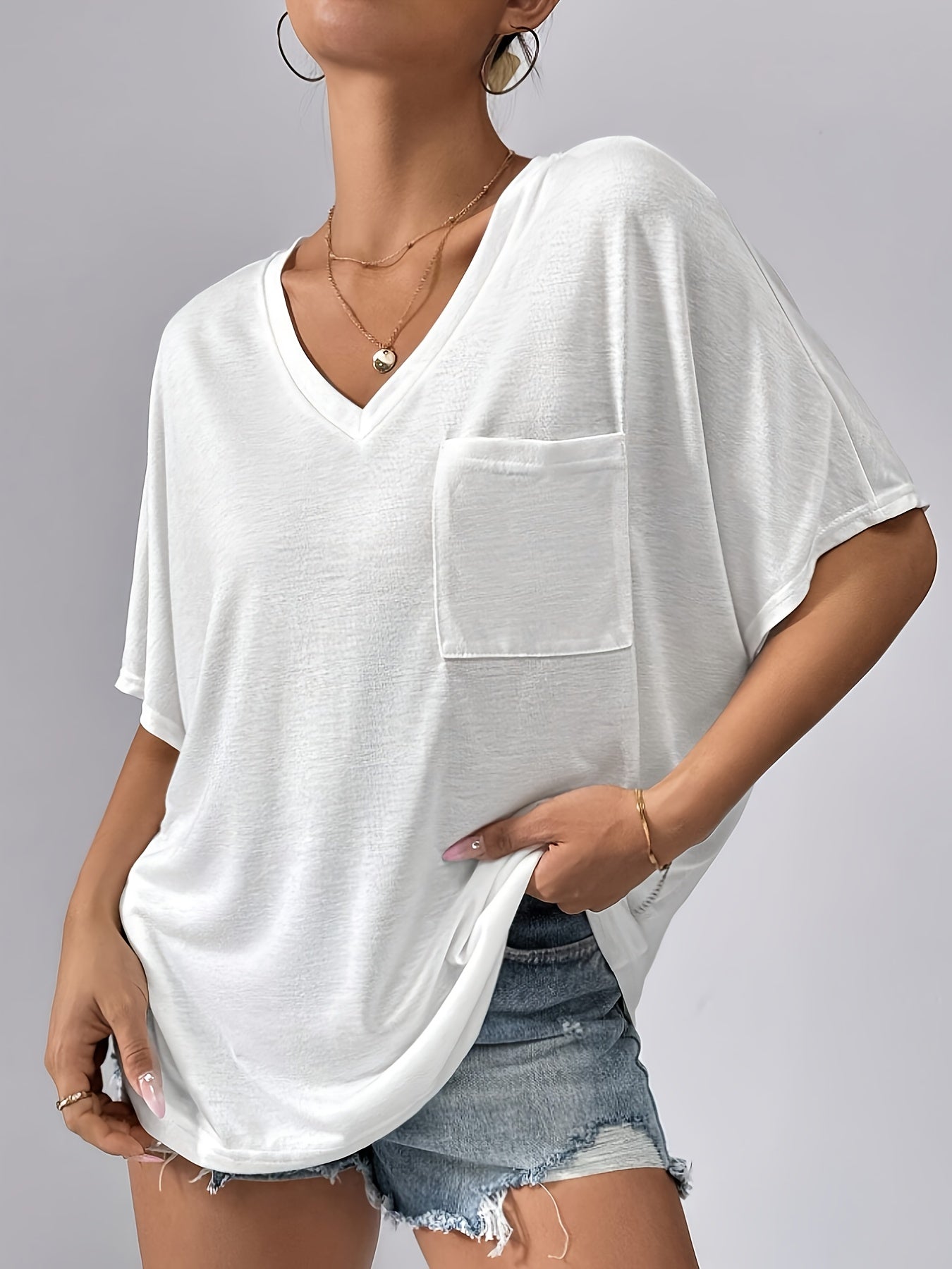 Camiseta de mujer blanca de manga corta con escote en V, casual y de corte suelto, top de verano