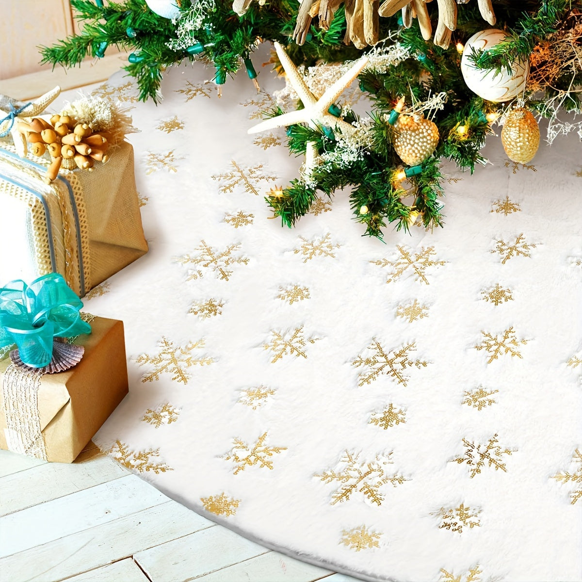 Qicai Xiaolu Luxurious White Christmas Tree Skirt bilan Rojdestvo bezaklaringizga hashamat qo'shing. Bir nechta o'lchamlarda mavjud bo'lgan ushbu daraxt etagi go'zal oltin/silver qor to'pi dizayni va soxta quyon junidan qirralarga ega. Uy uchun mukammal.